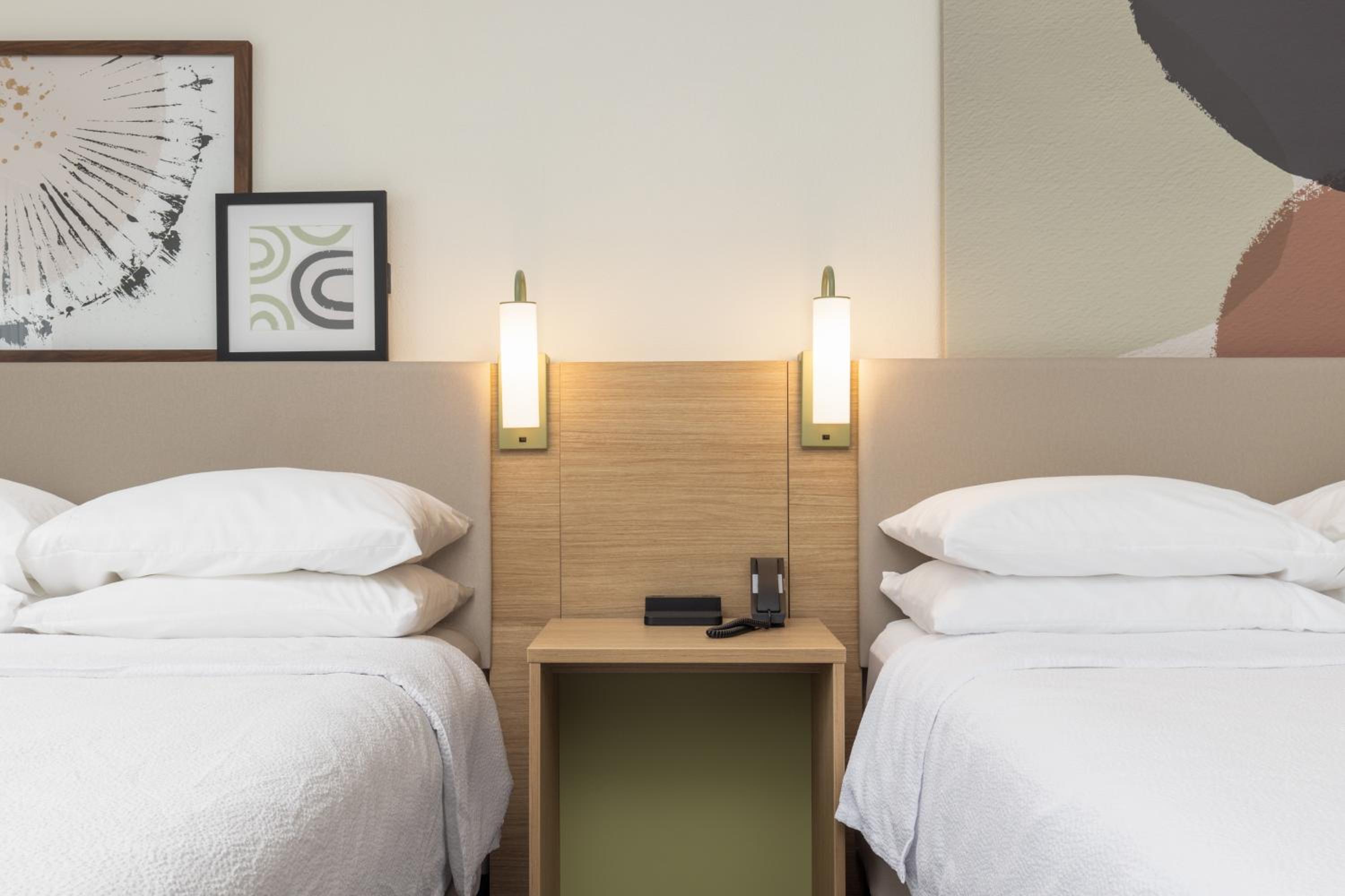 Queen Room with Two Queen Beds - Photo 4