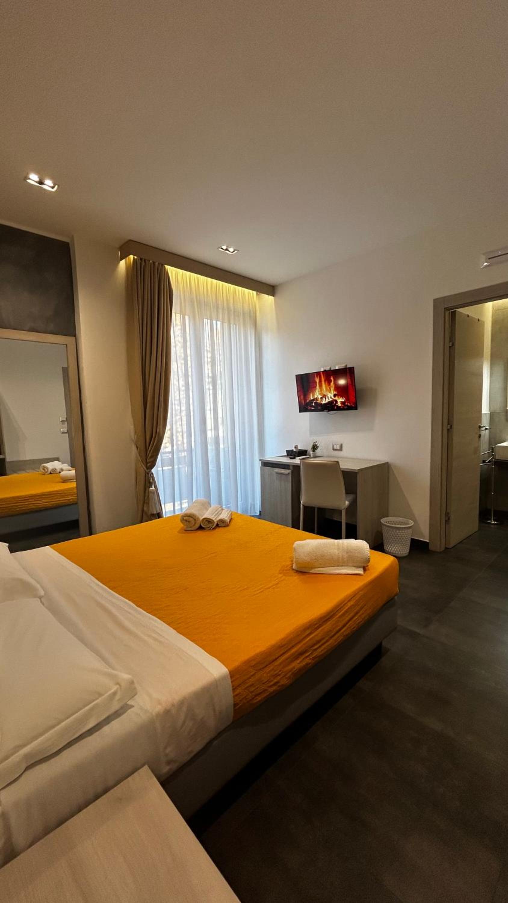 Standard Double or Twin Room with Balcony - Photo 10