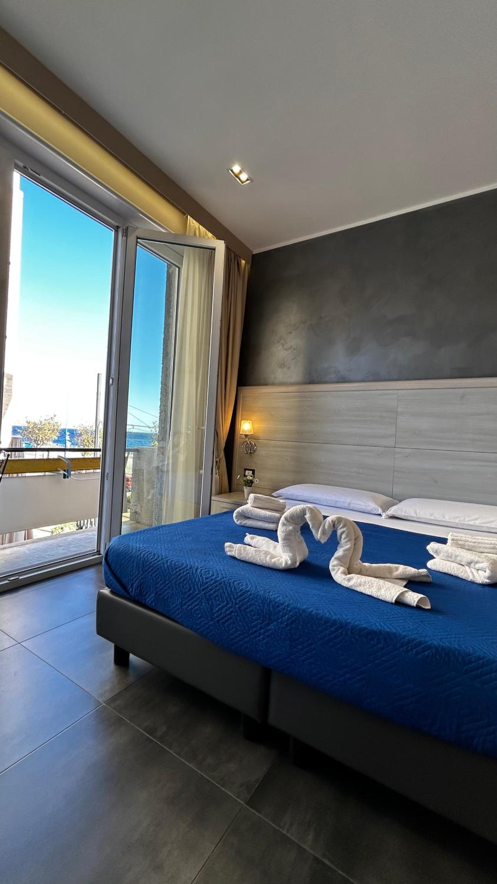 Deluxe Double or Twin Room with Sea View - Photo 40