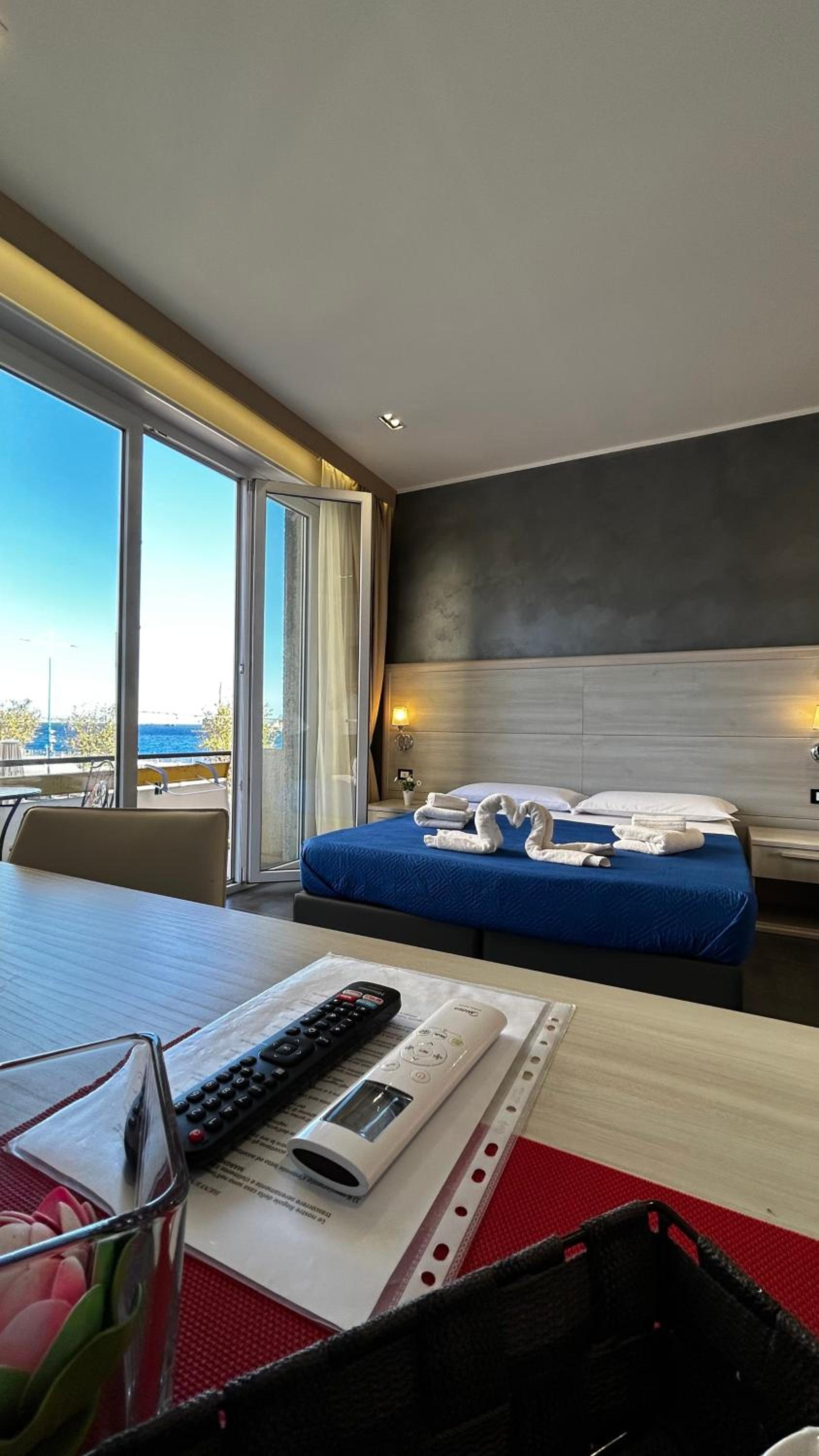 Deluxe Double or Twin Room with Sea View - Photo 41