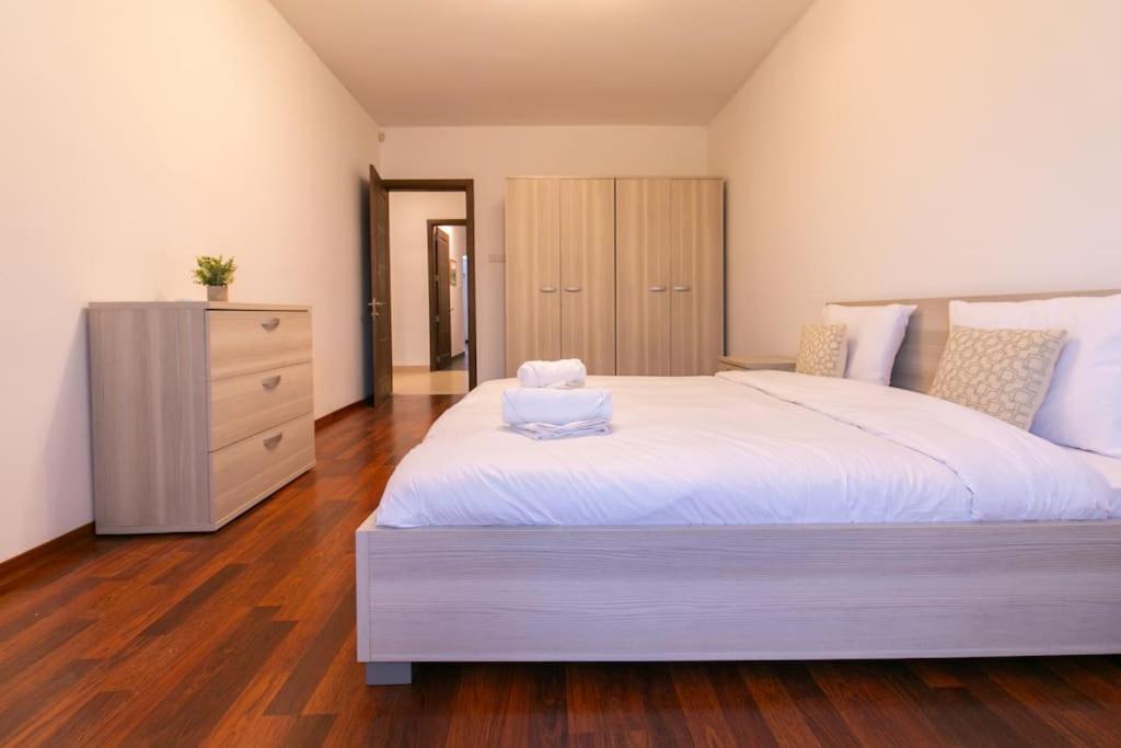 Three-Bedroom Apartment photo 3