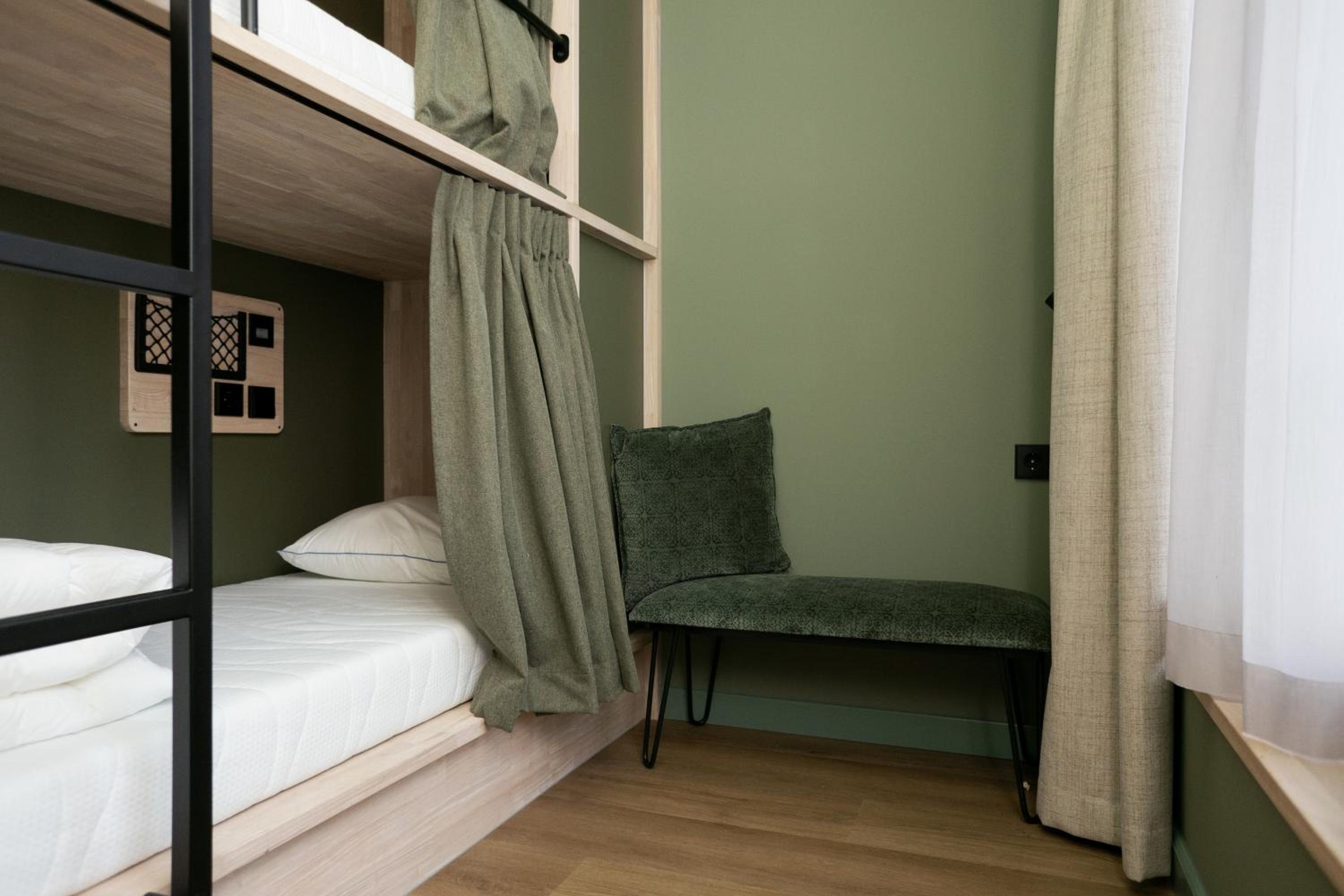 6-Bed Mixed Dormitory Room photo 2