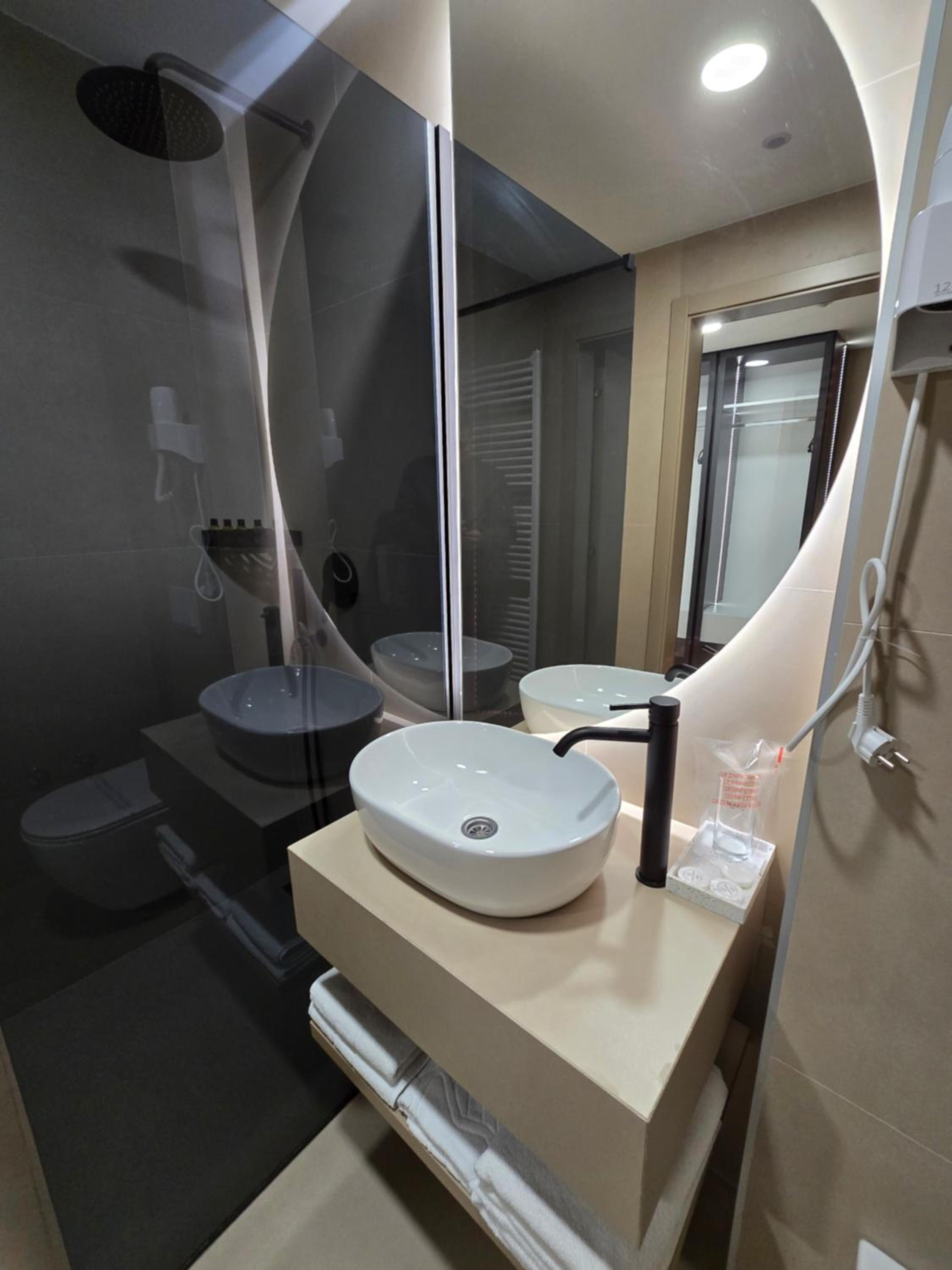 Double or Twin Room - Photo 4