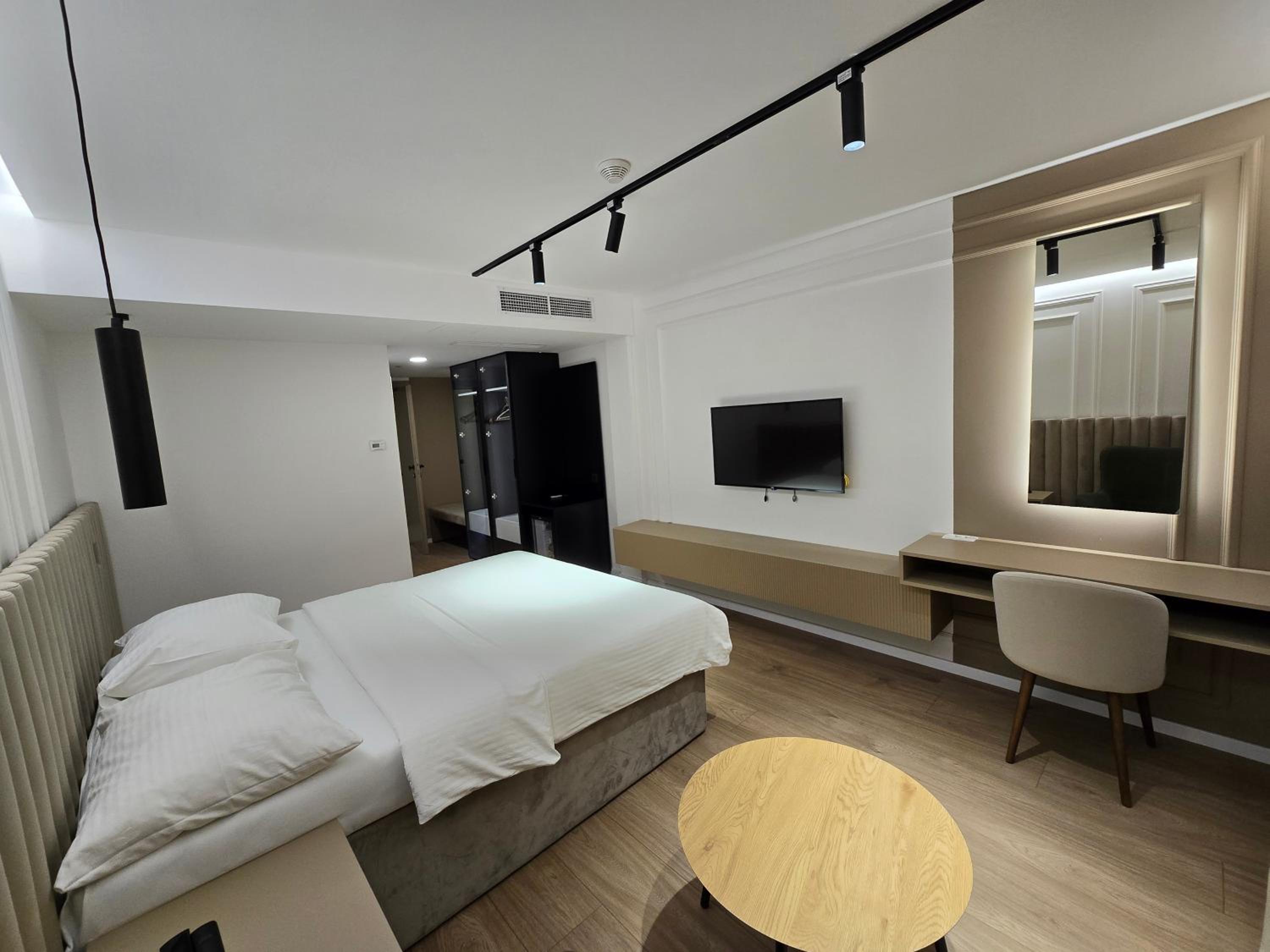 Double or Twin Room - Photo 6