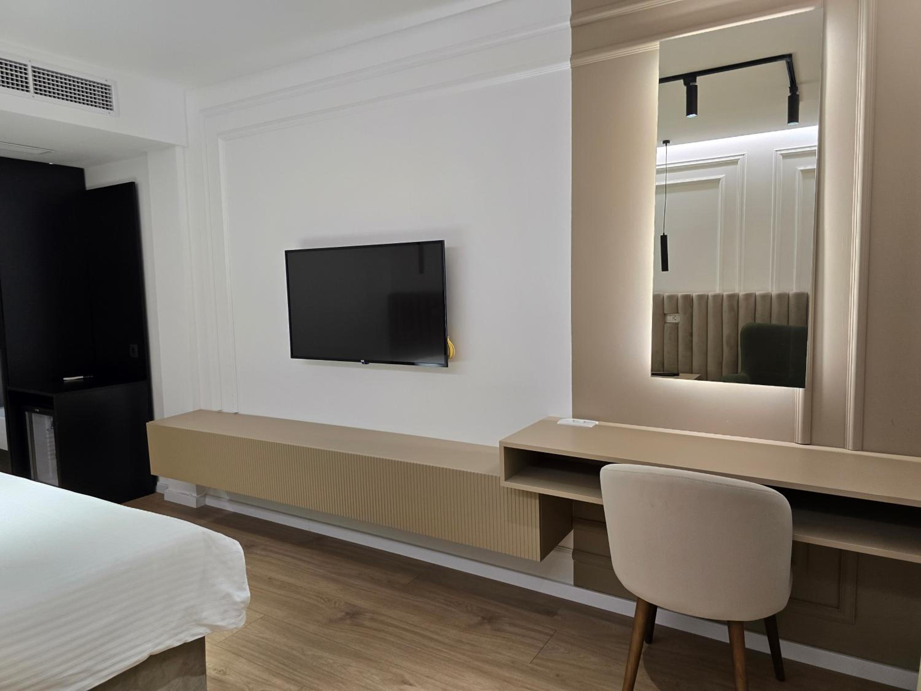 Double or Twin Room - Photo 8