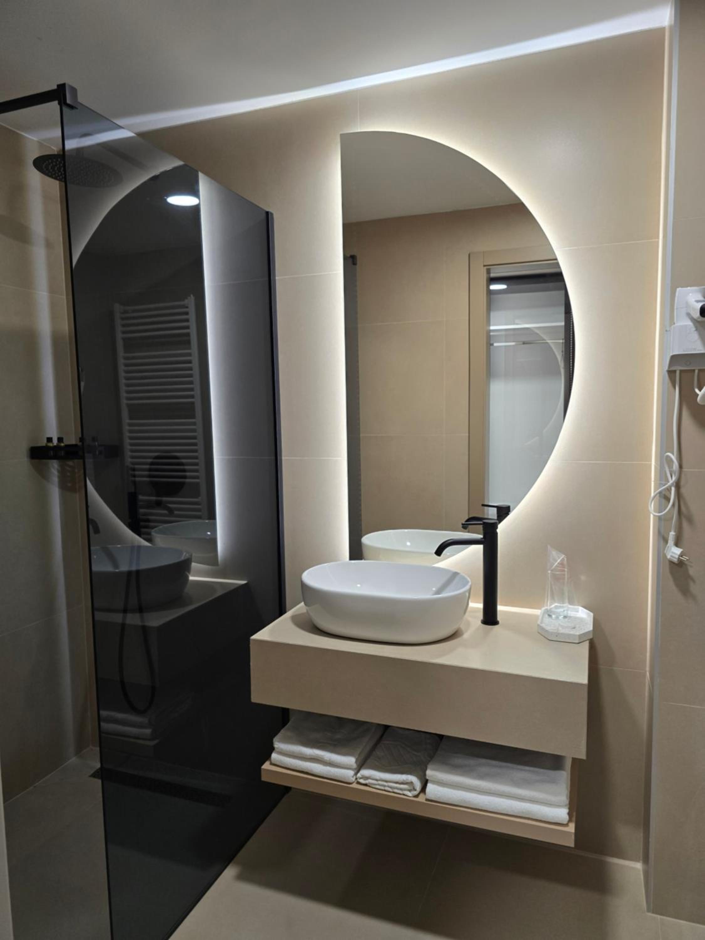 Double or Twin Room - Photo 9