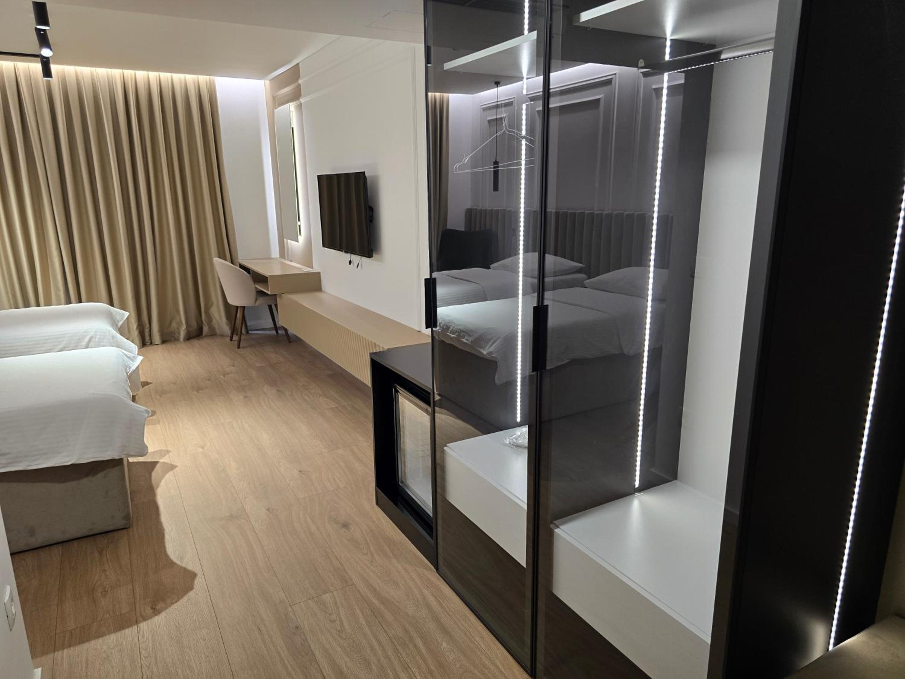 Double or Twin Room - Photo 10