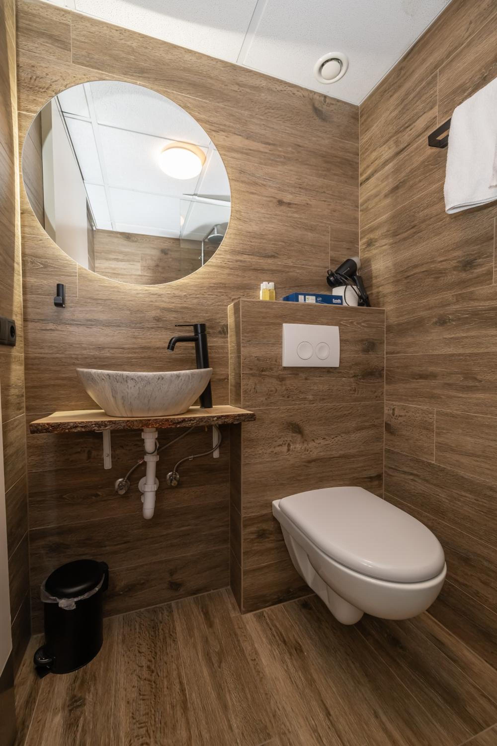 Standard Double or Twin Room - Photo 9