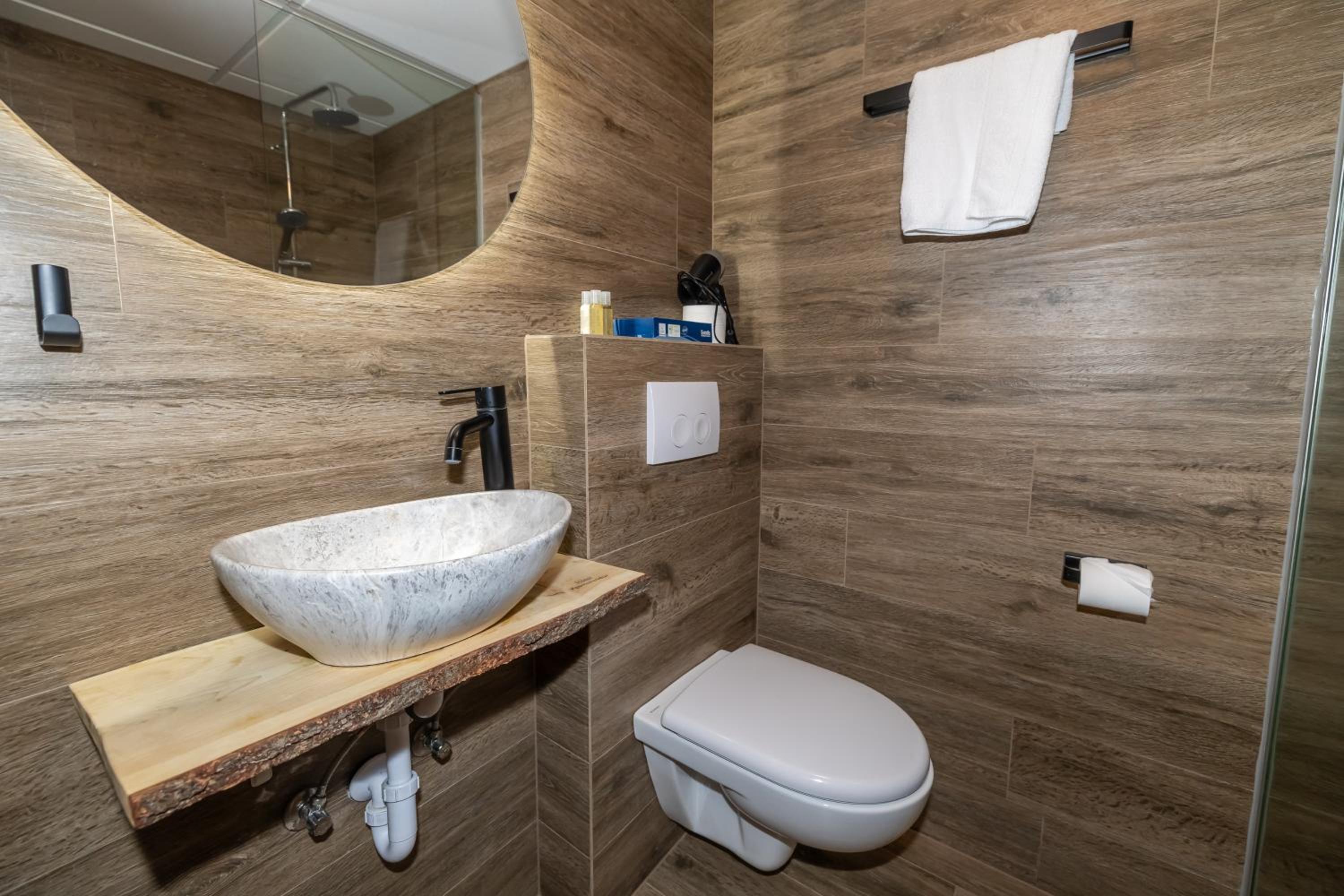 Standard Double or Twin Room - Photo 10