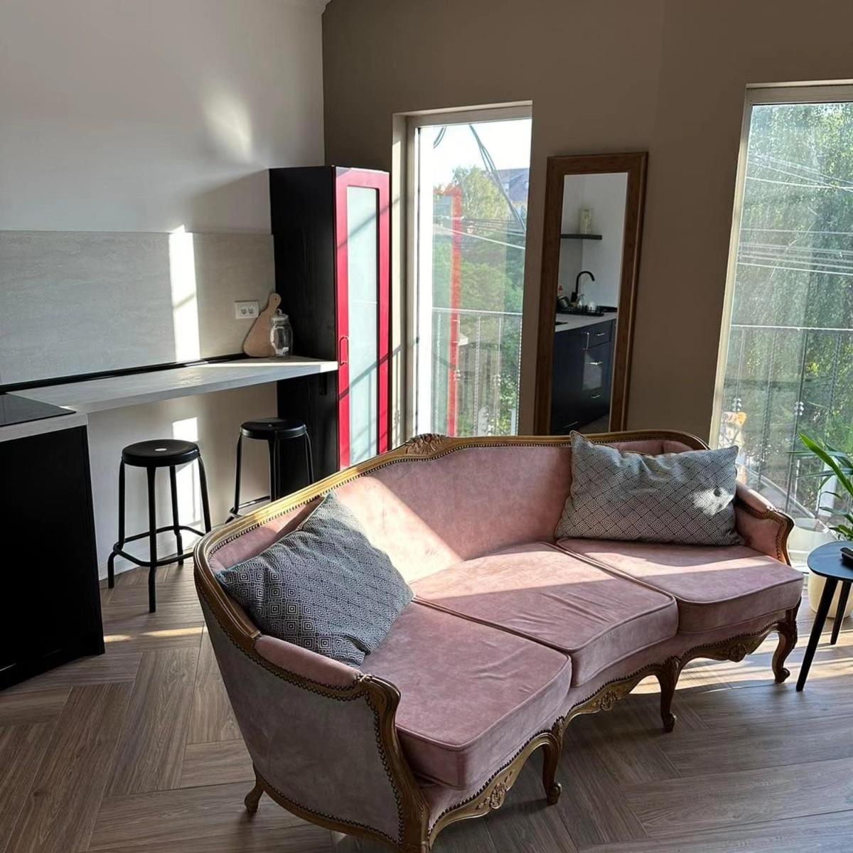 One-Bedroom Apartment photo 1