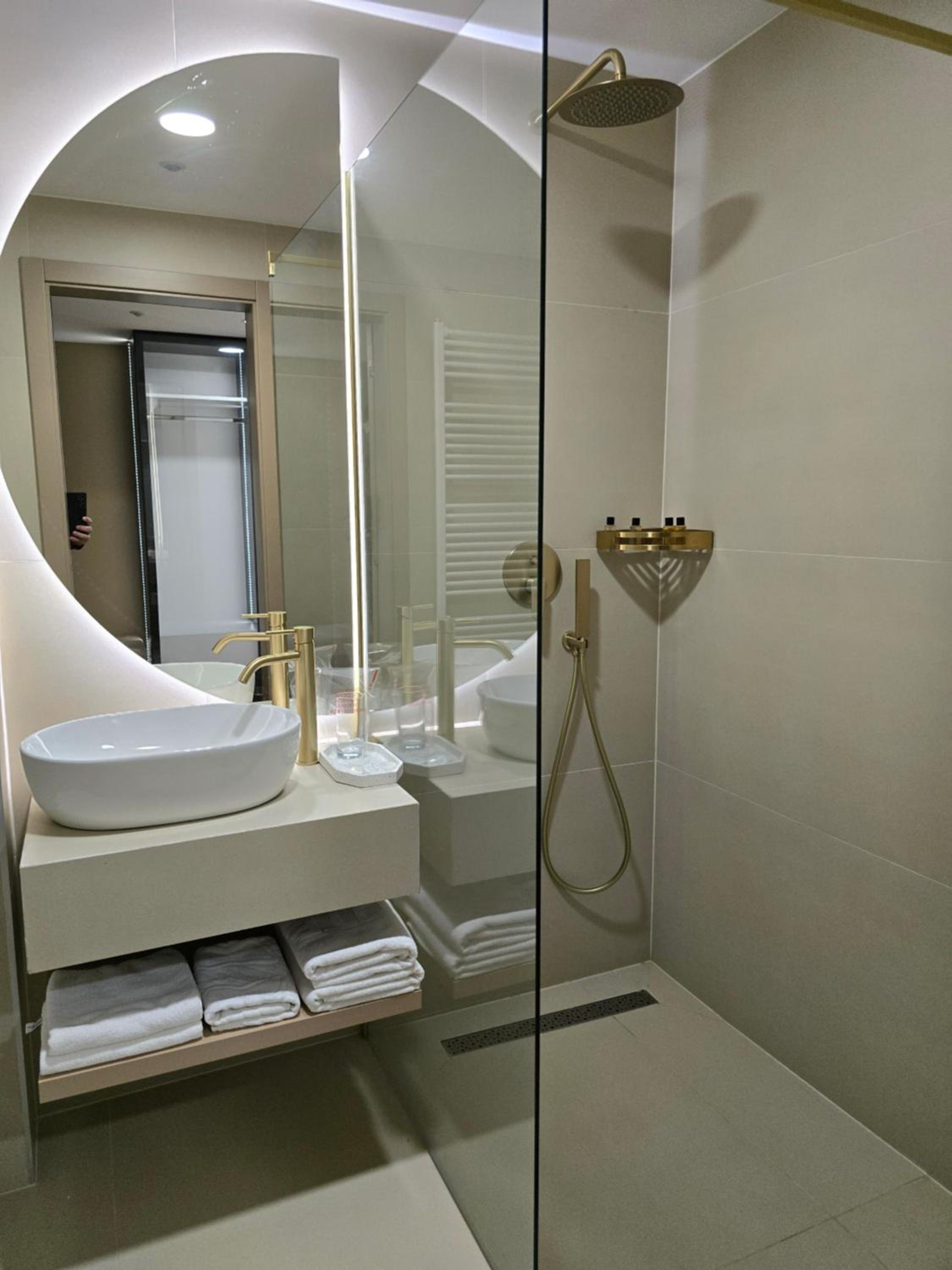 Double or Twin Room - Photo 13