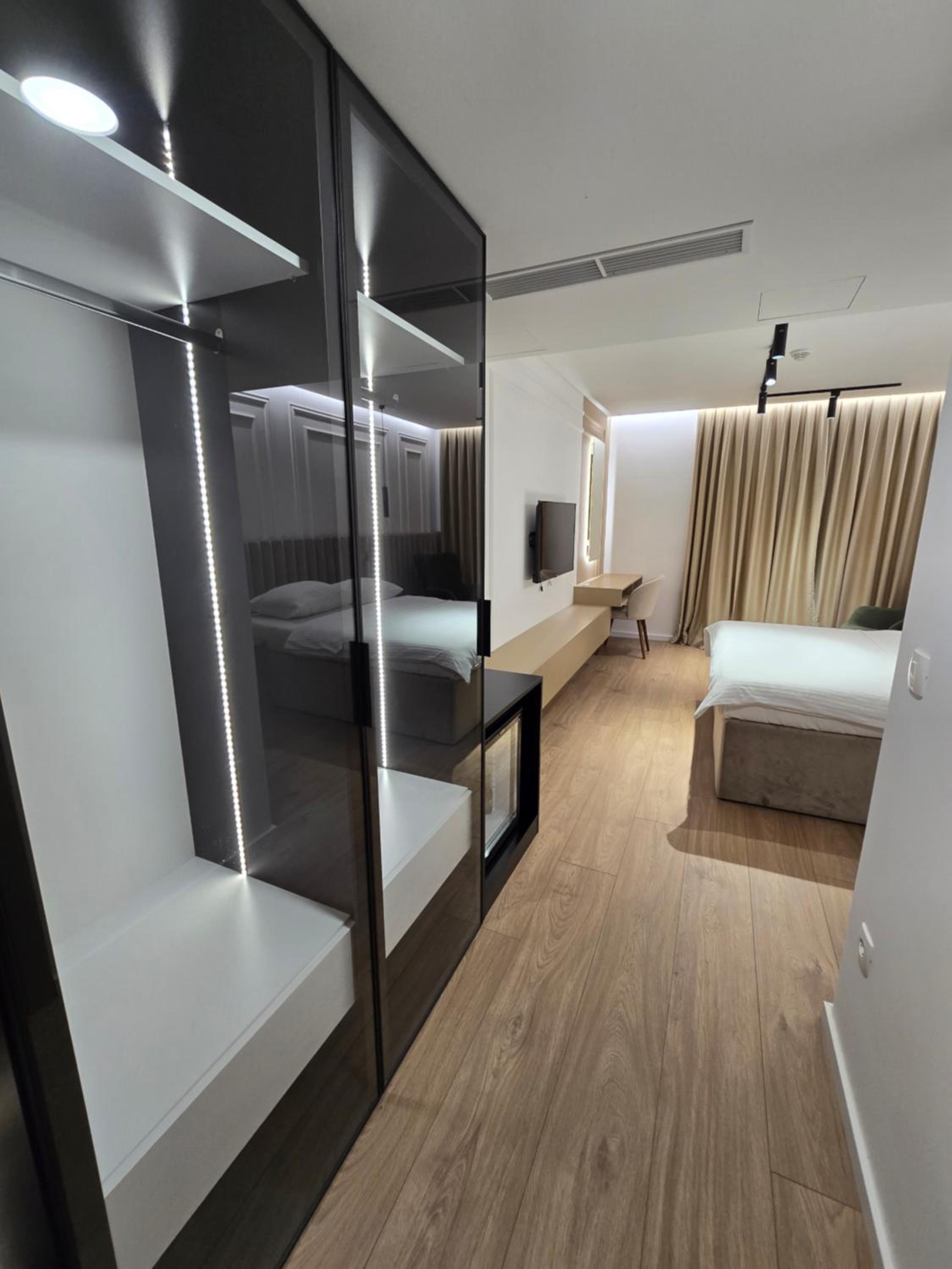 Standard King Room - Photo 5