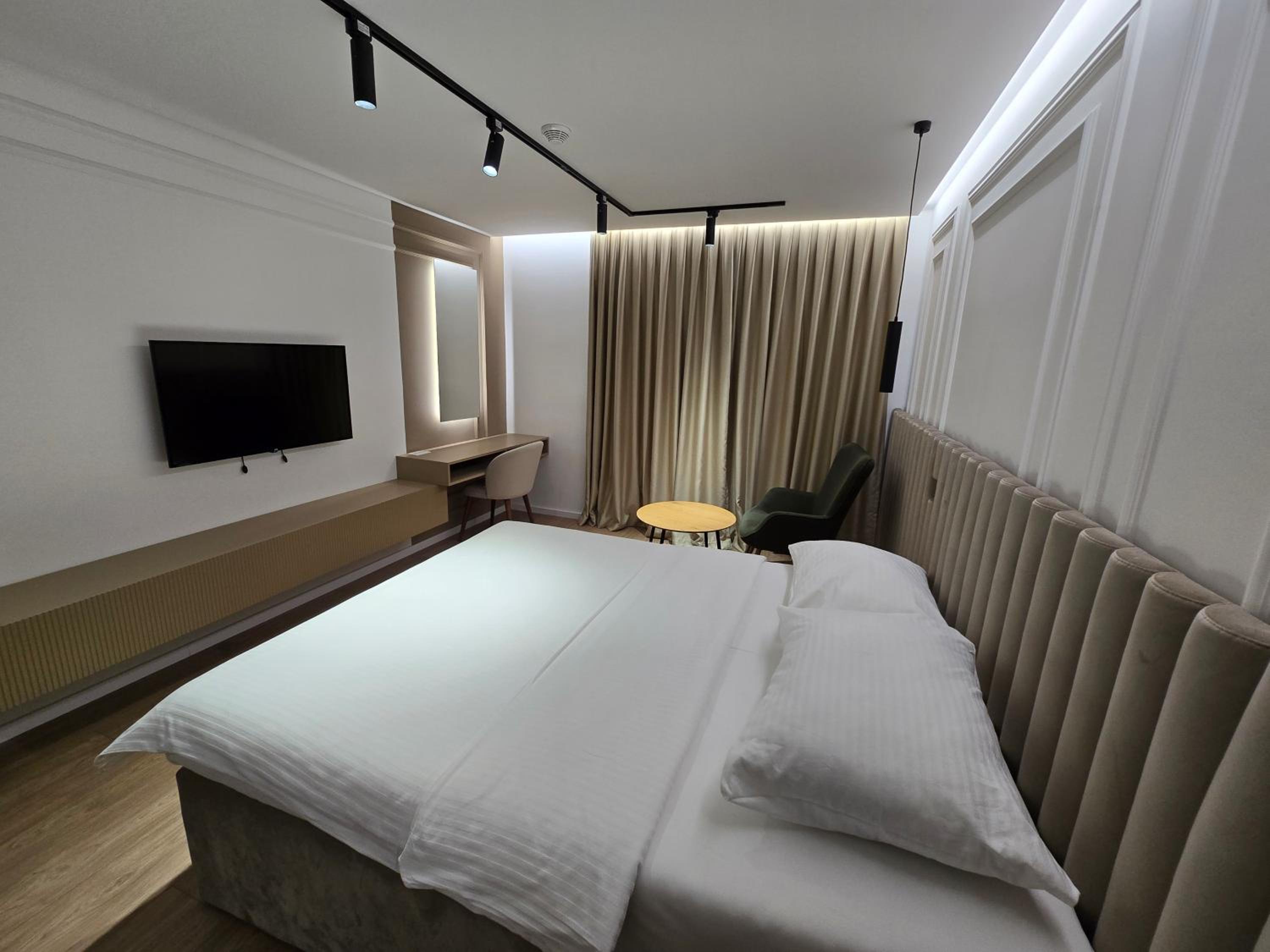 Standard King Room - Photo 7