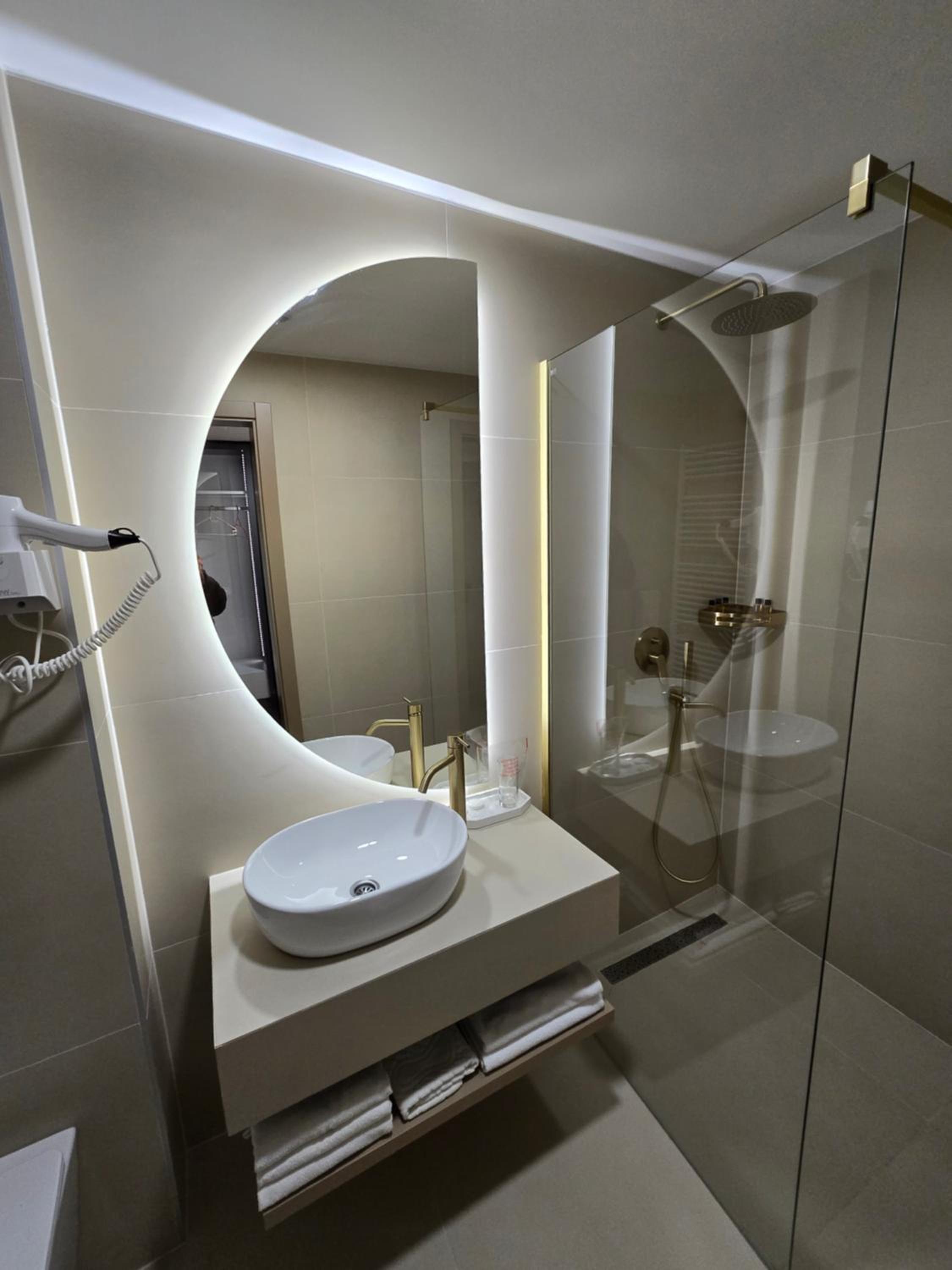 Standard King Room - Photo 6