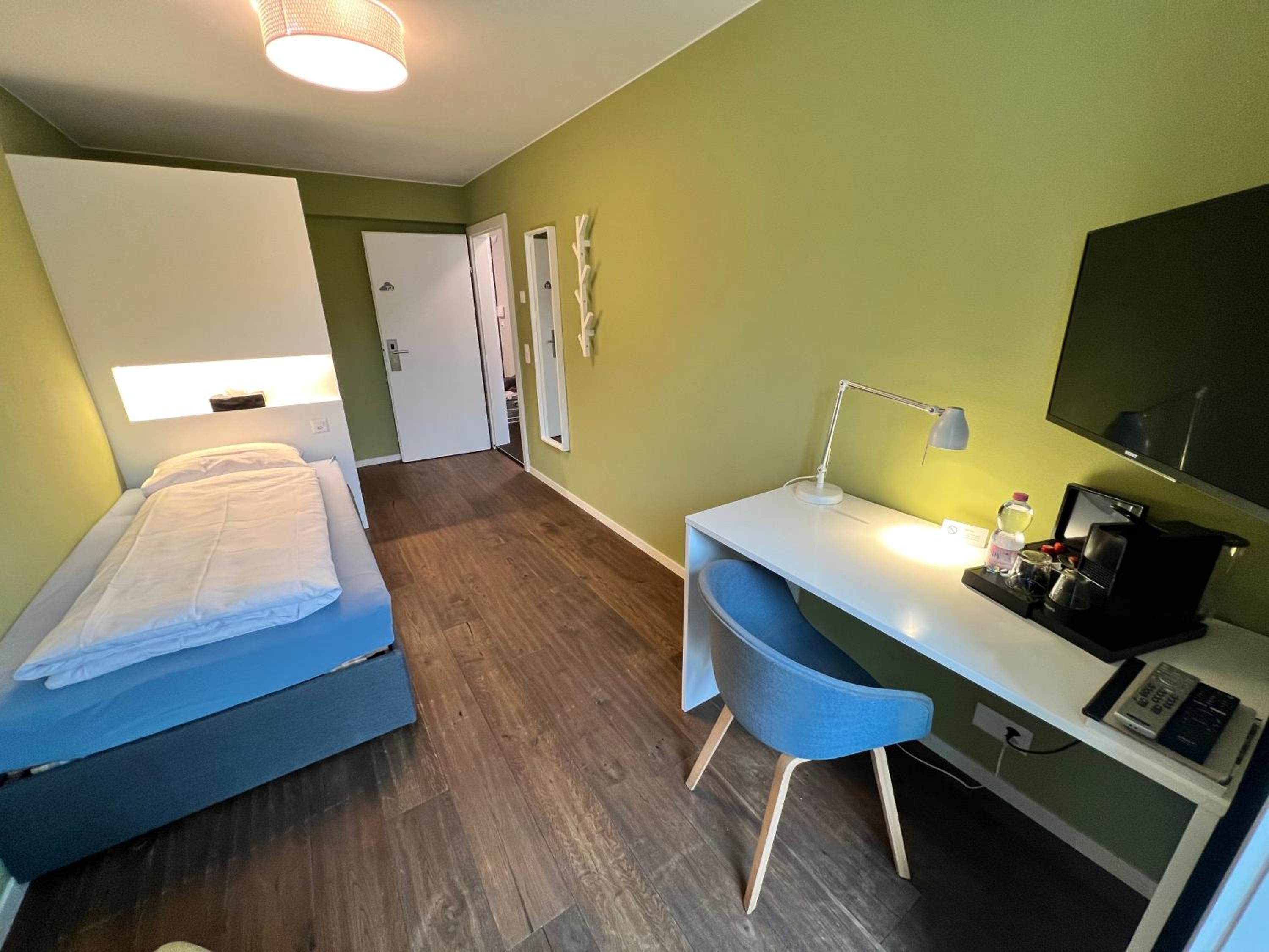 Single Room with Shared Shower and Toilet photo 2