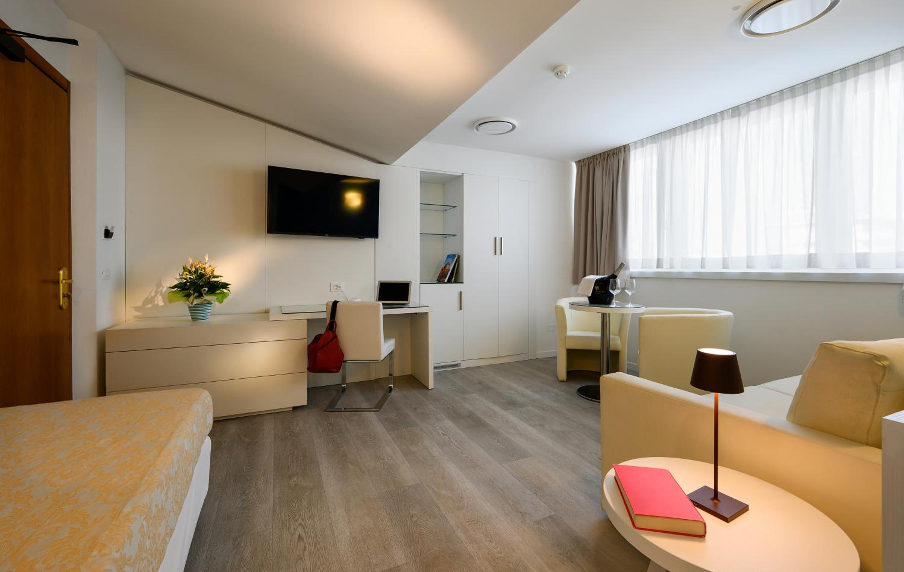 Deluxe Two-Bedroom Suite with Lateral Sea View photo 3