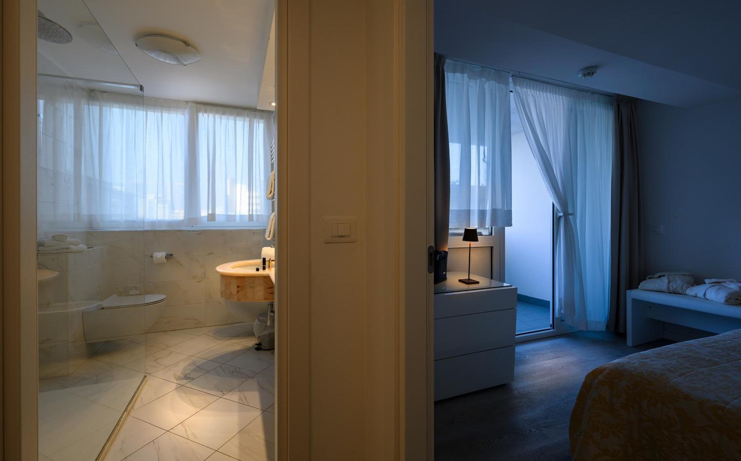 Deluxe Two-Bedroom Suite with Lateral Sea View photo 2