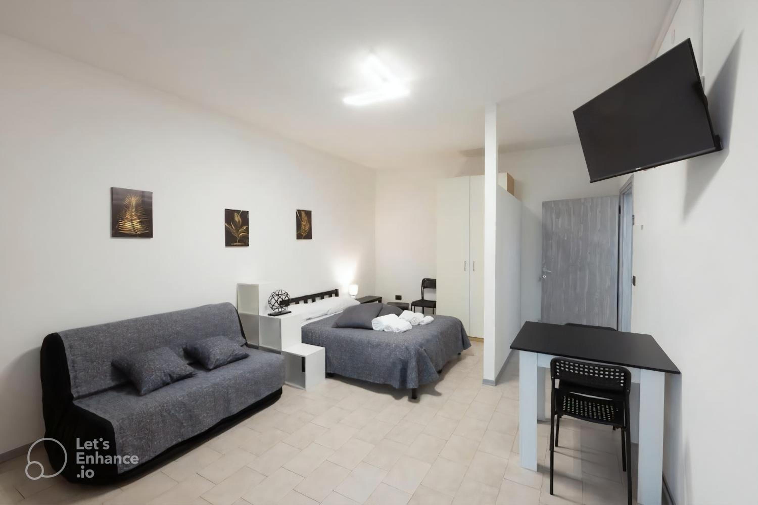 One-Bedroom Apartment photo 1