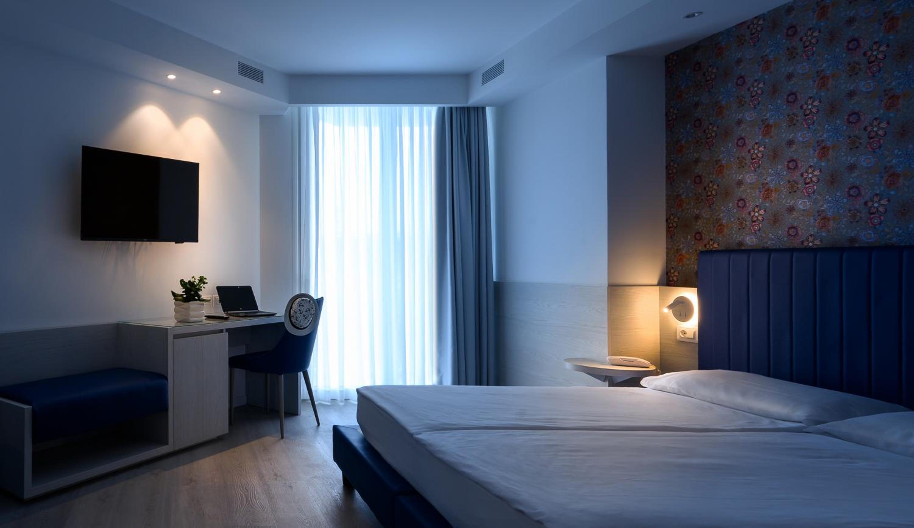 Two-Bedroom Suite with Side Sea View photo 2