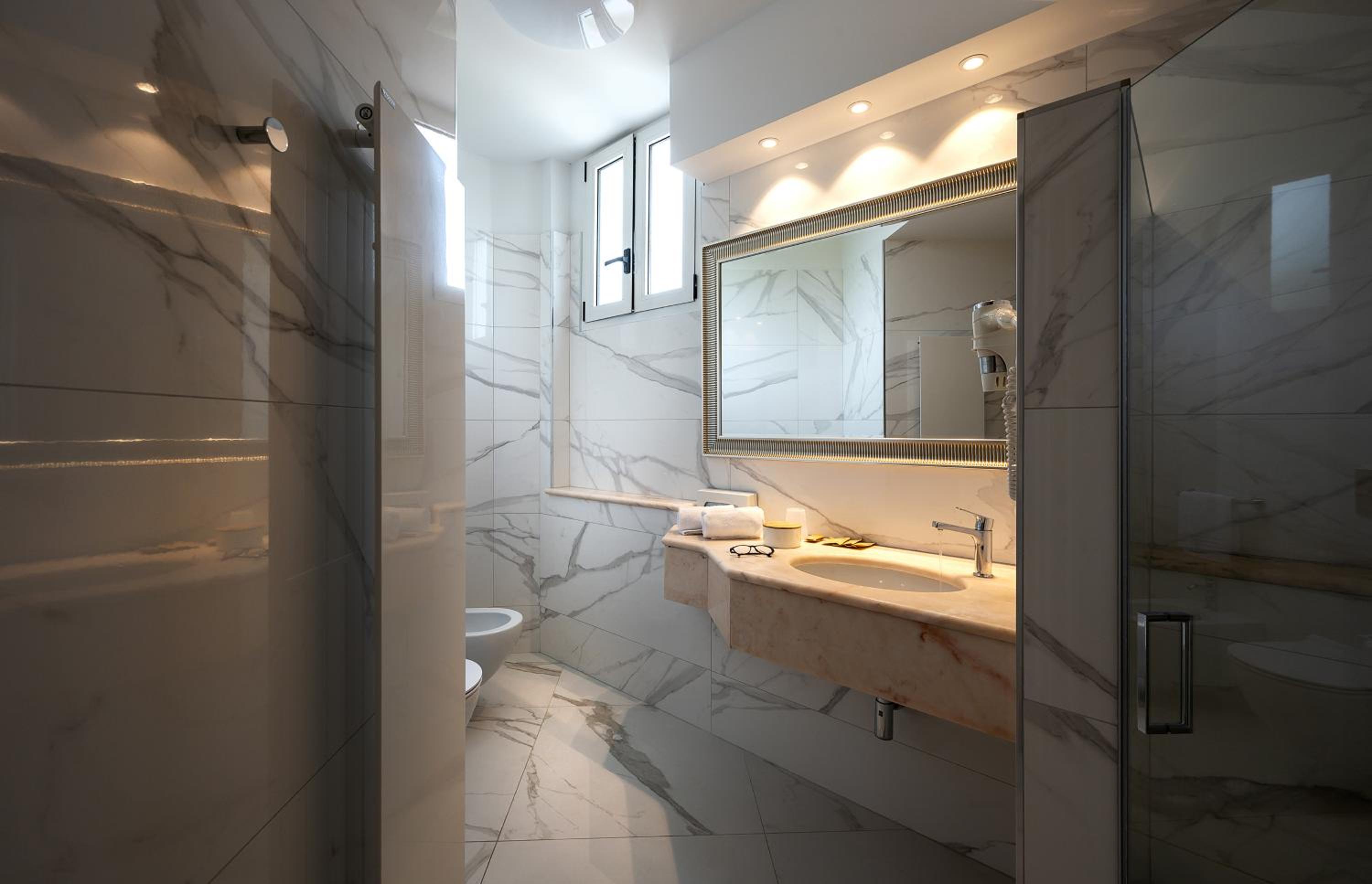 Two-Bedroom Suite with Side Sea View photo 3