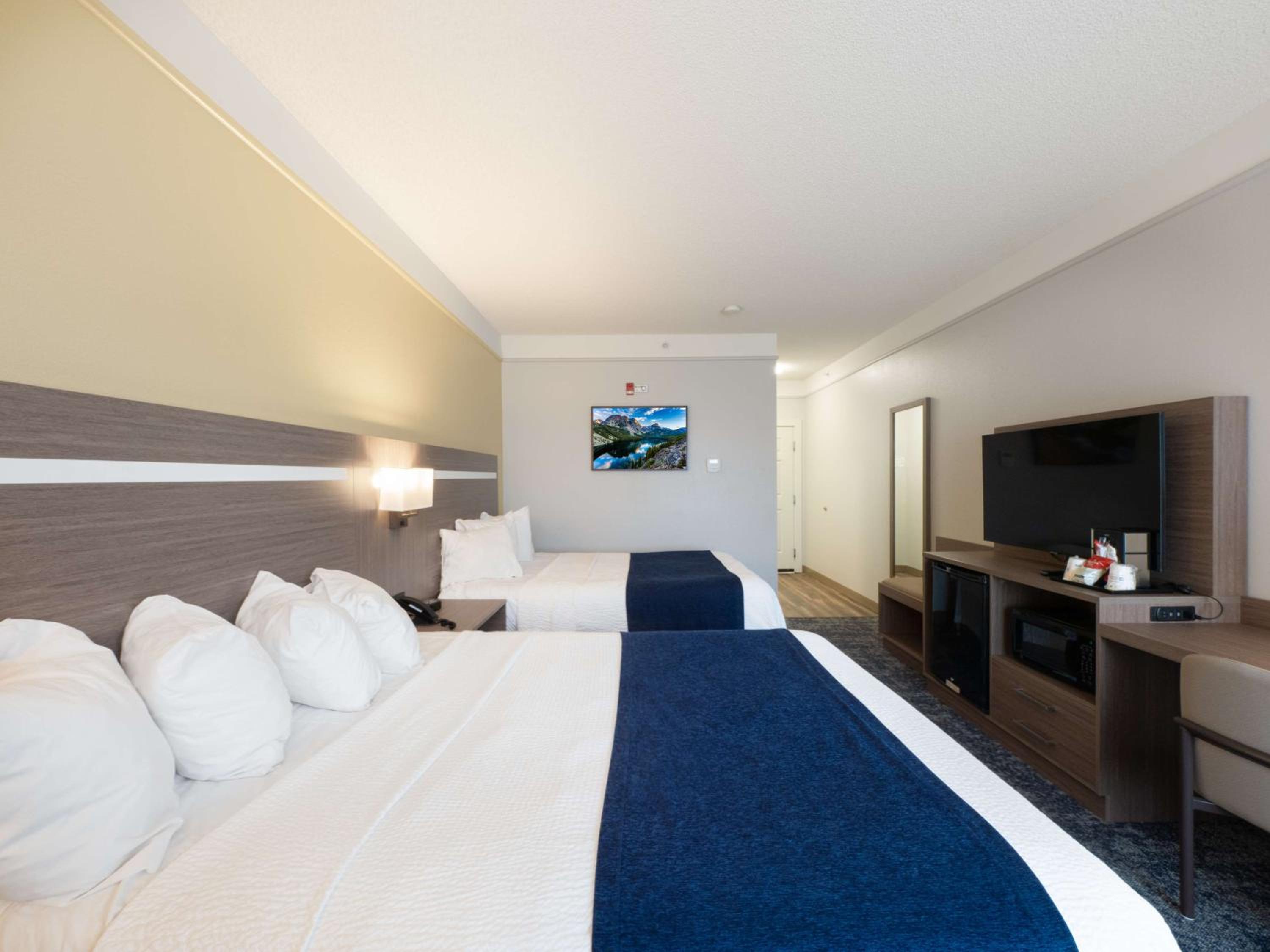 Queen Room with Two Queen Beds - Non-Smoking - Photo 8