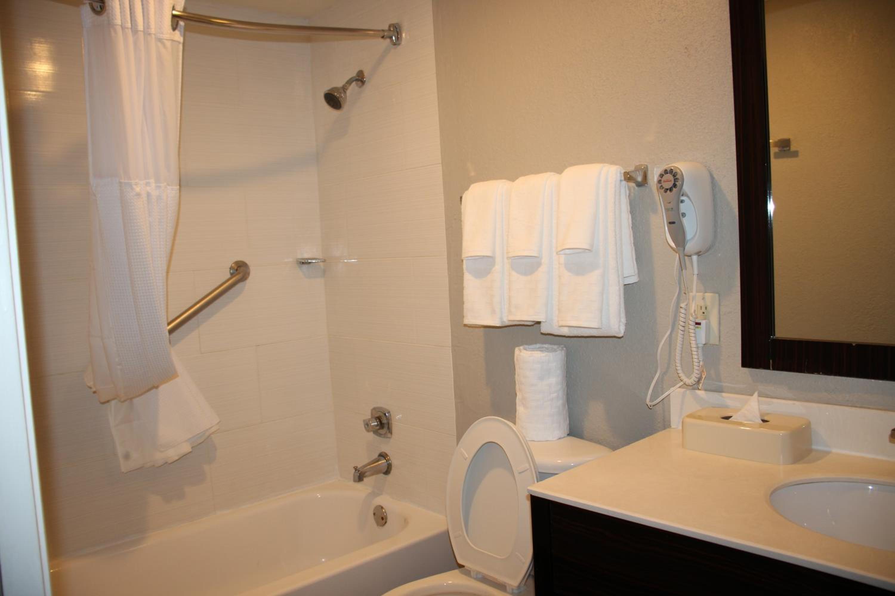 Double Room with Two Double Beds and City View - Non-Smoking - Photo 5