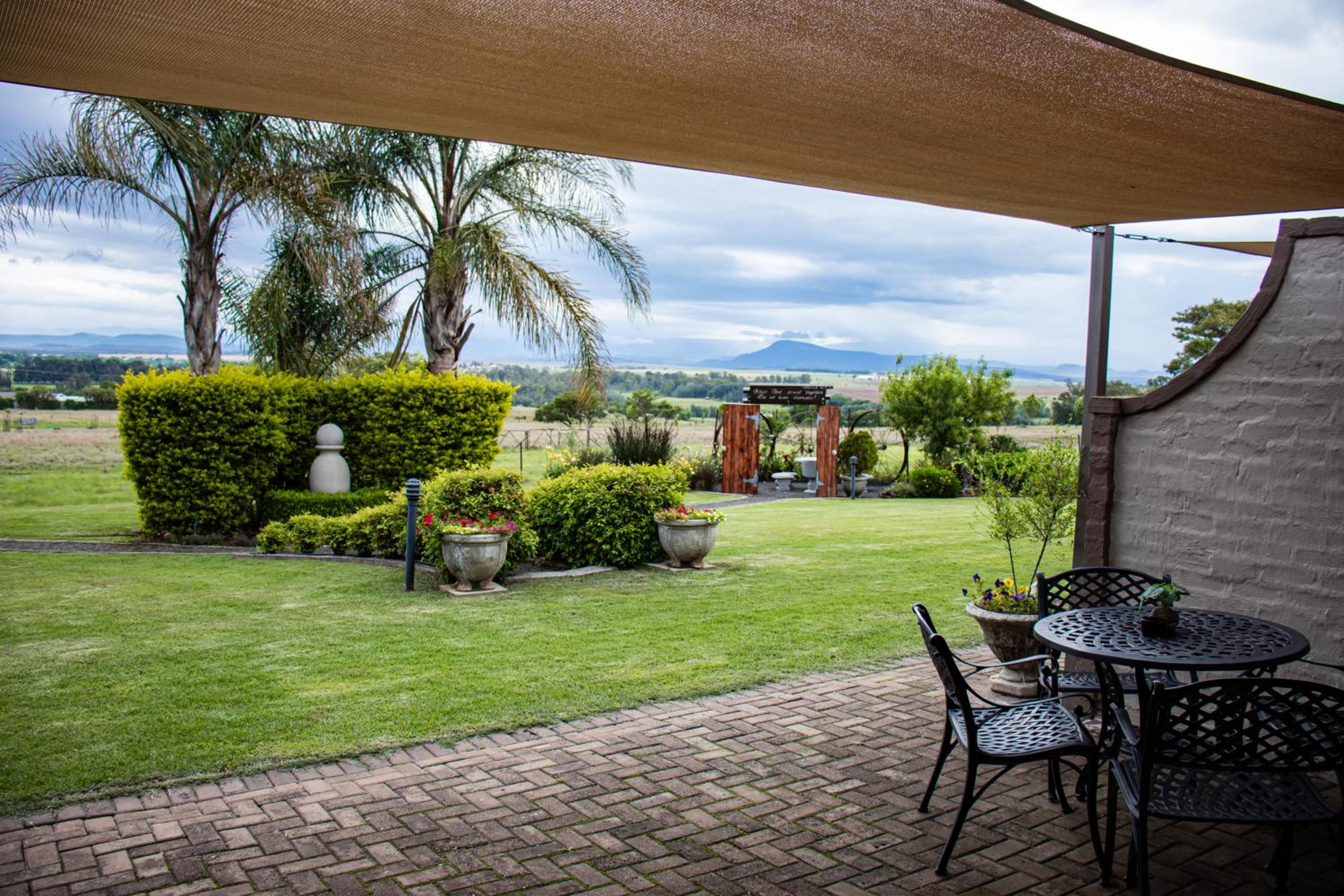 Apartment with Mountain View - Photo 3
