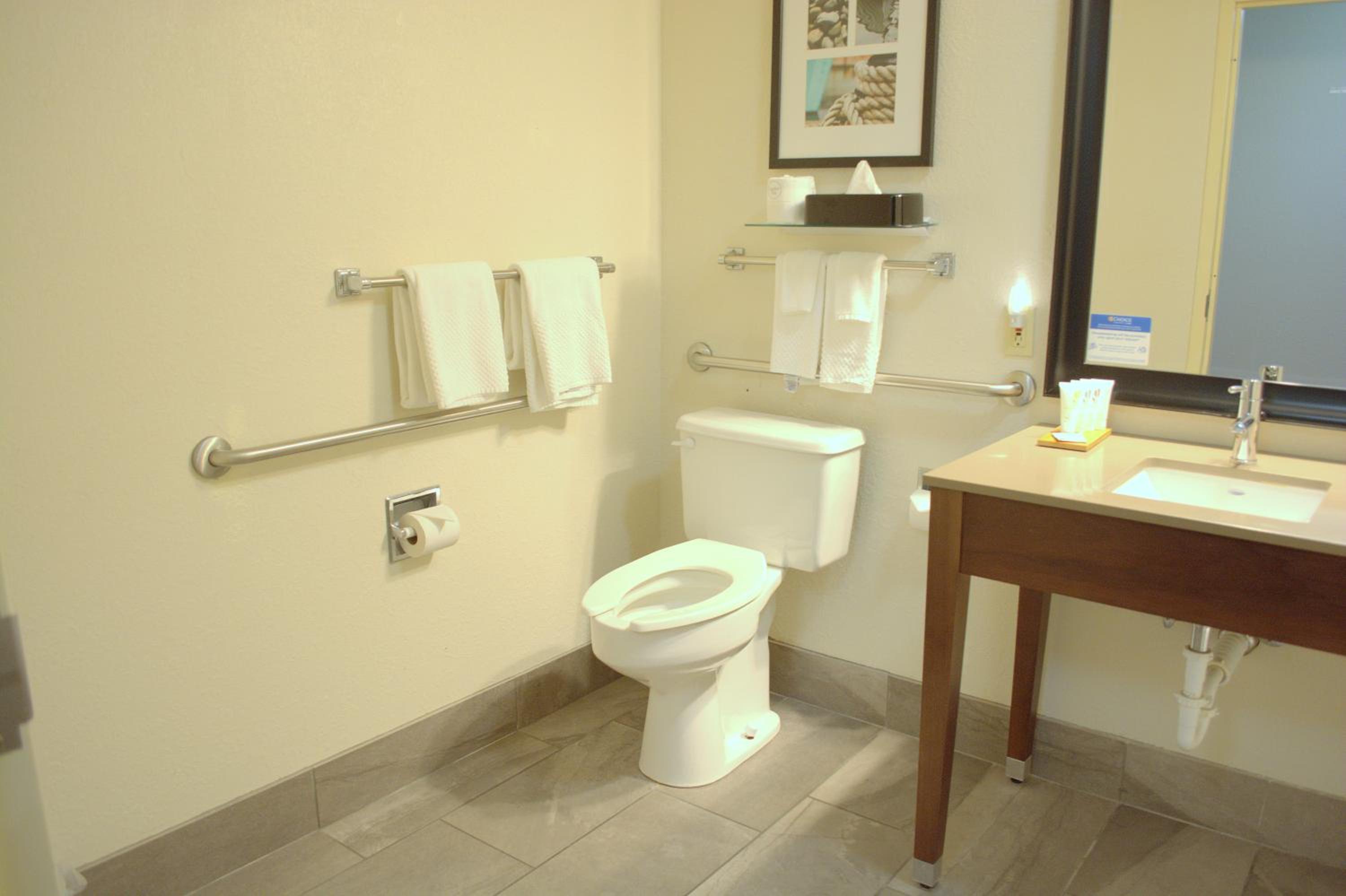 Queen Room with Two Queen Beds - Disability Access photo 2