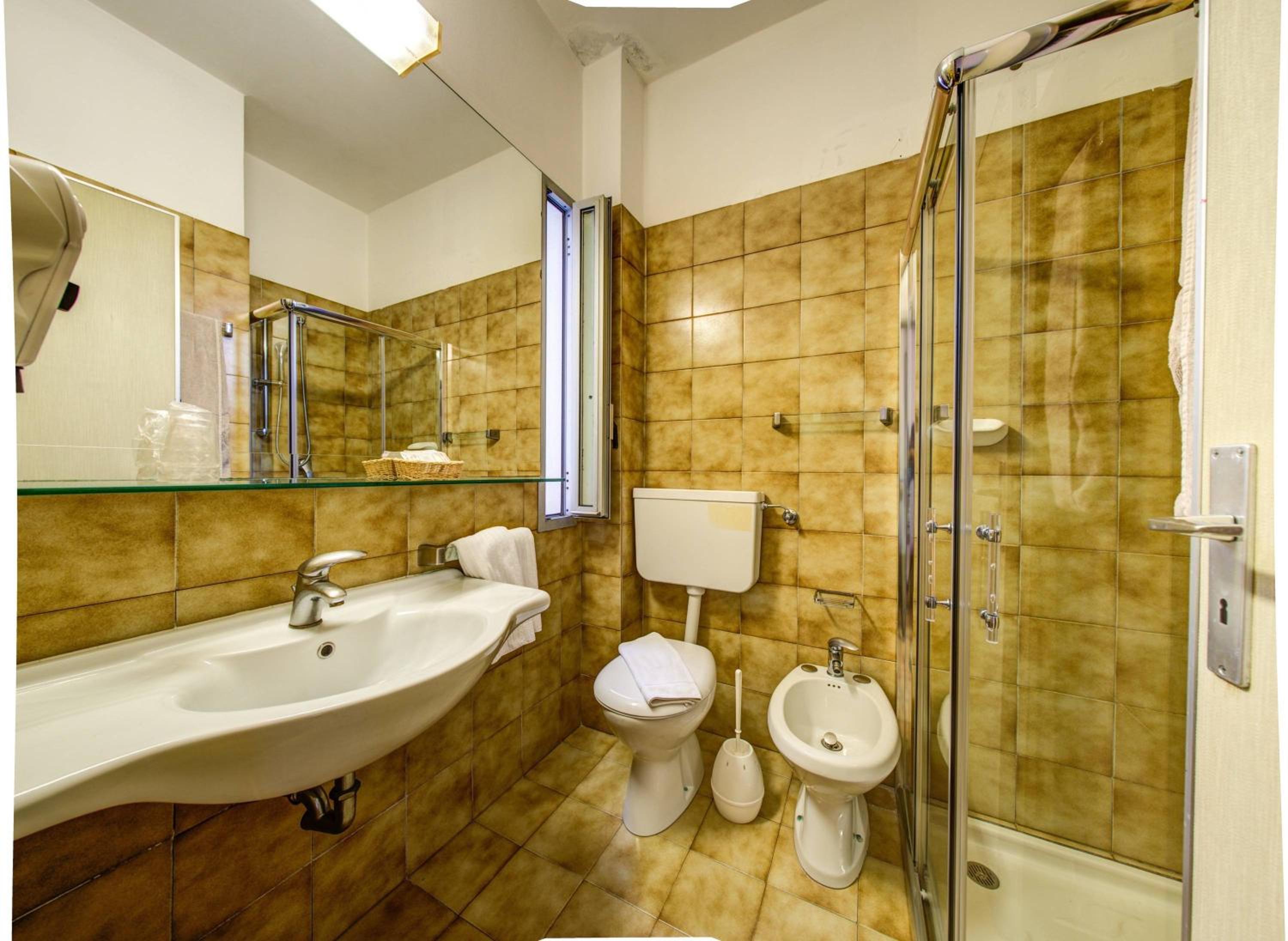 Double or Twin Room with Balcony - Photo 16