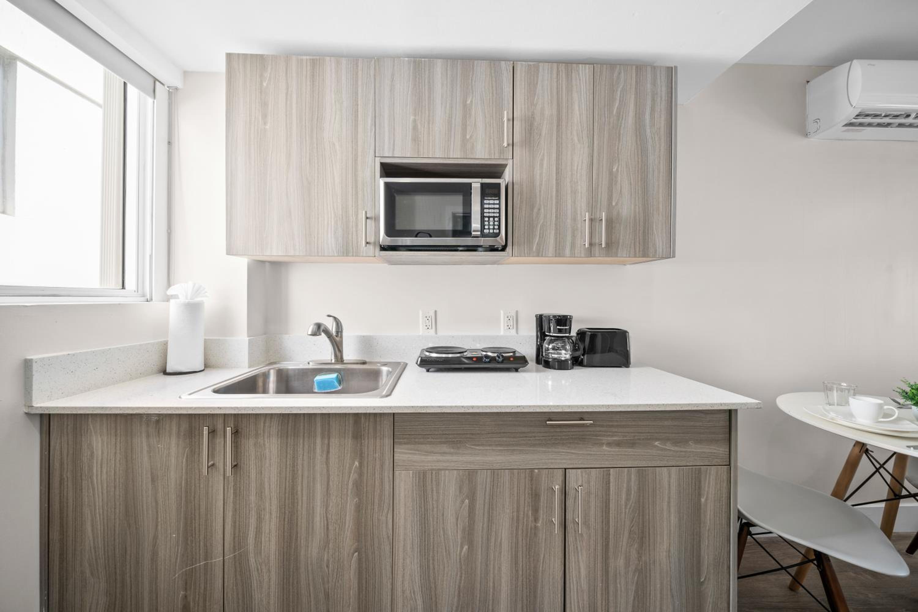 Standard Queen Studio with Kitchen - Photo 3