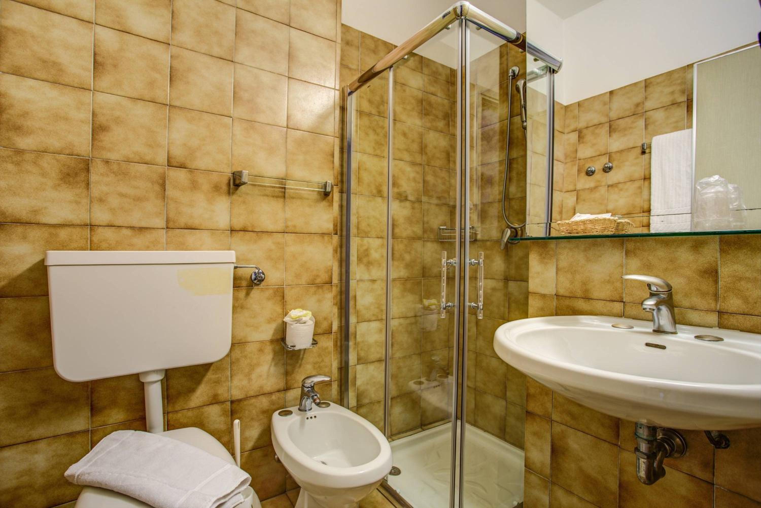 Double or Twin Room with Balcony - Photo 12