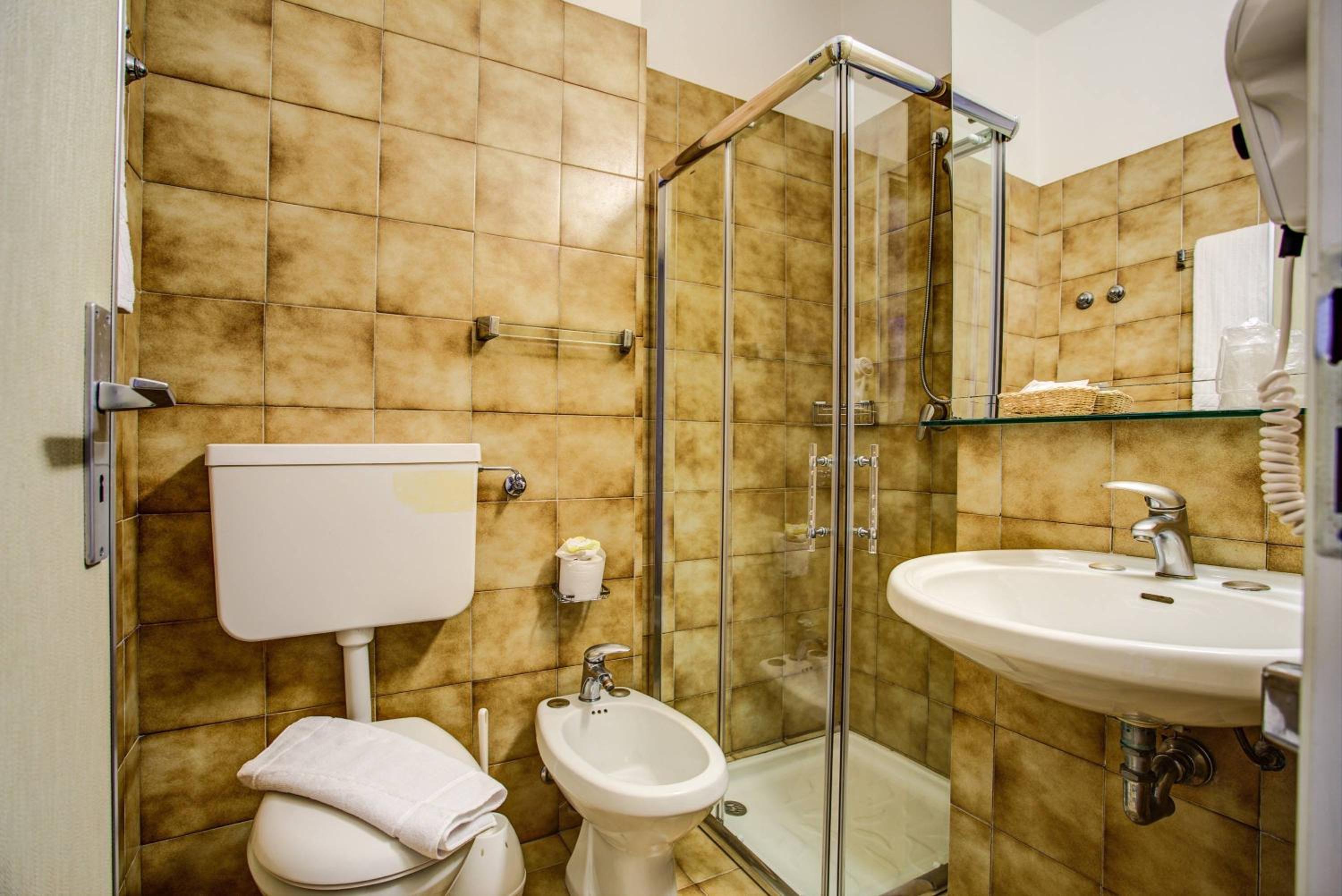Double or Twin Room with Balcony - Photo 6