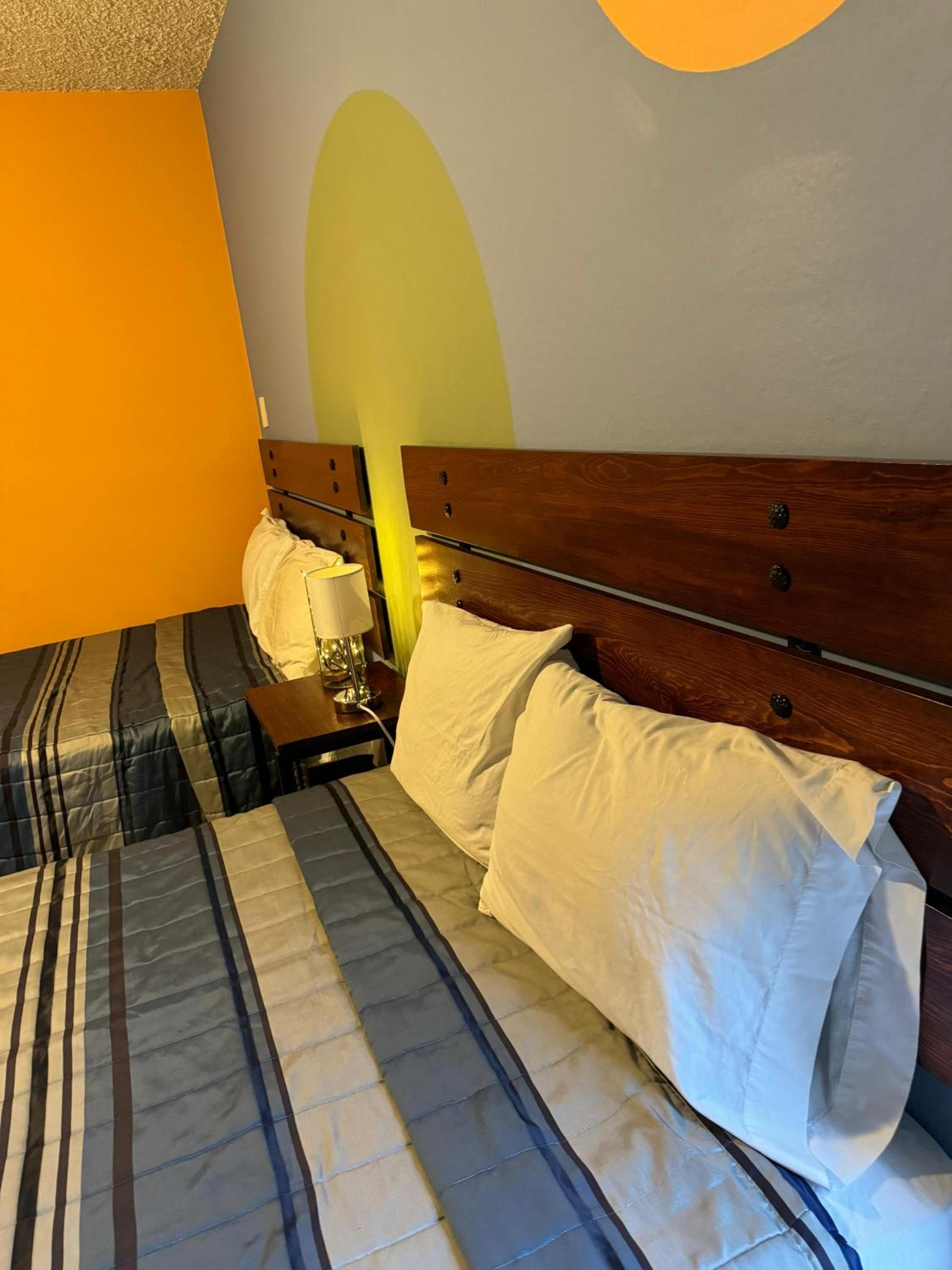 Twin Room with Private Bathroom - Photo 11