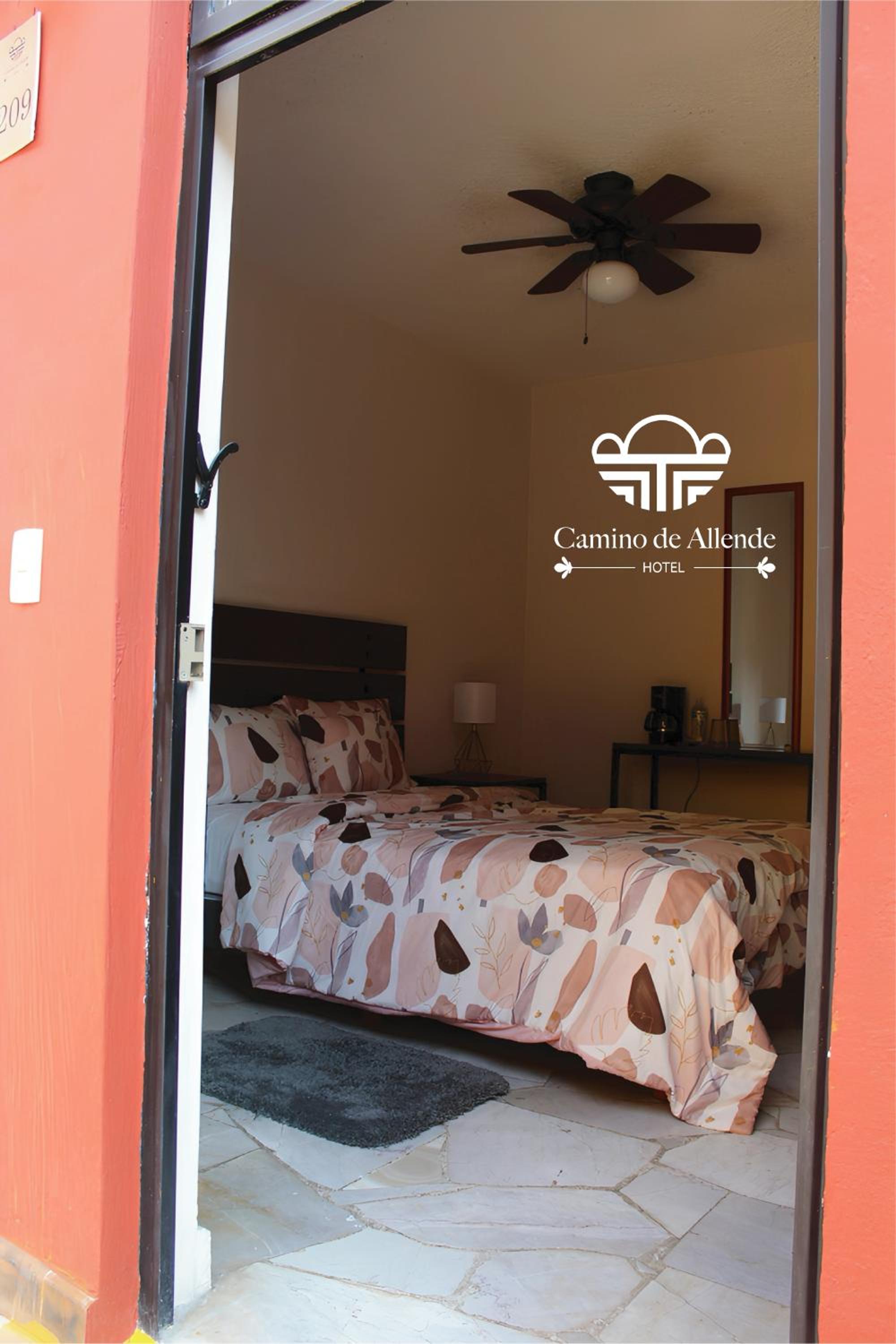 Double Room with Private Bathroom - Photo 9