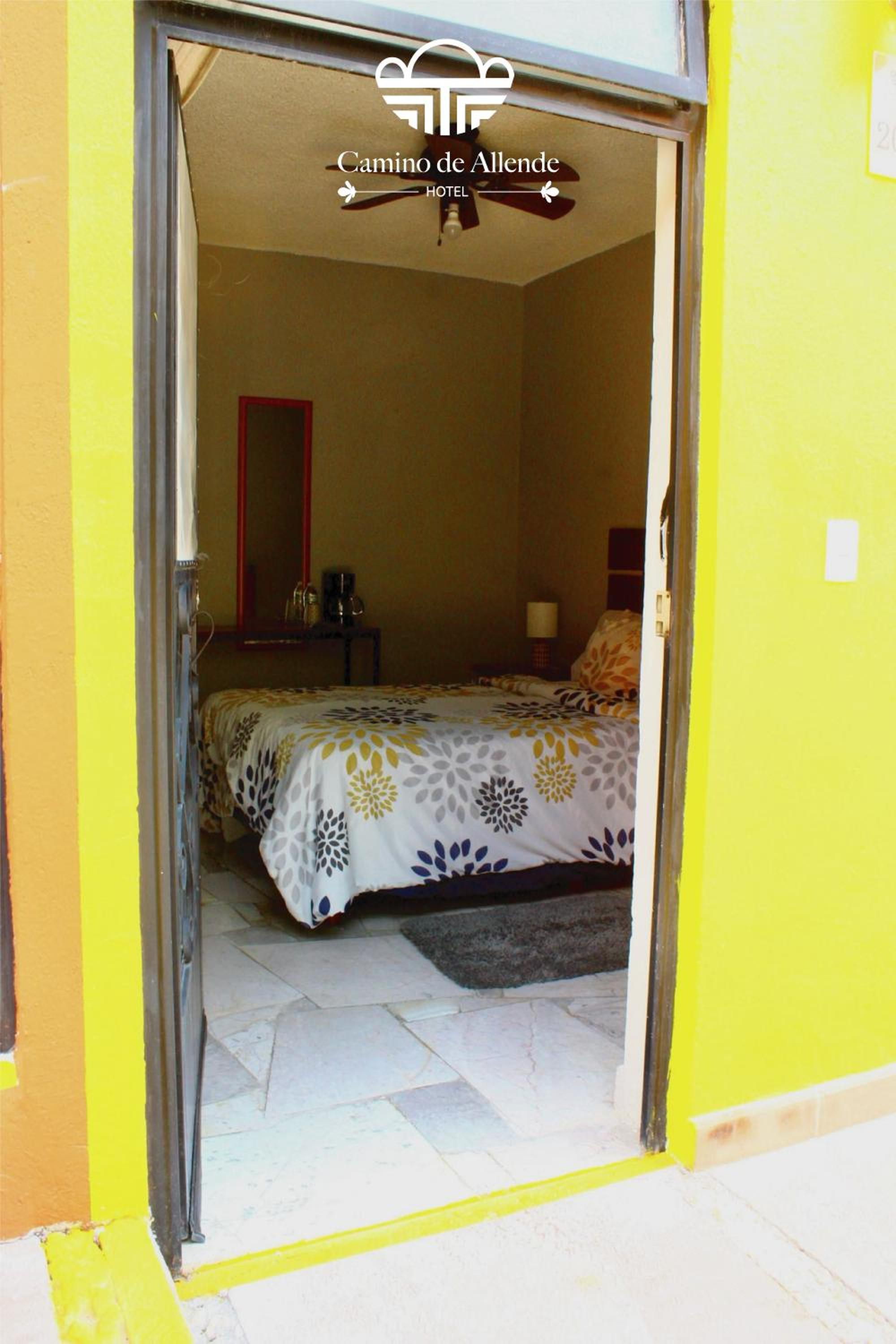 Double Room with Private Bathroom - Photo 2