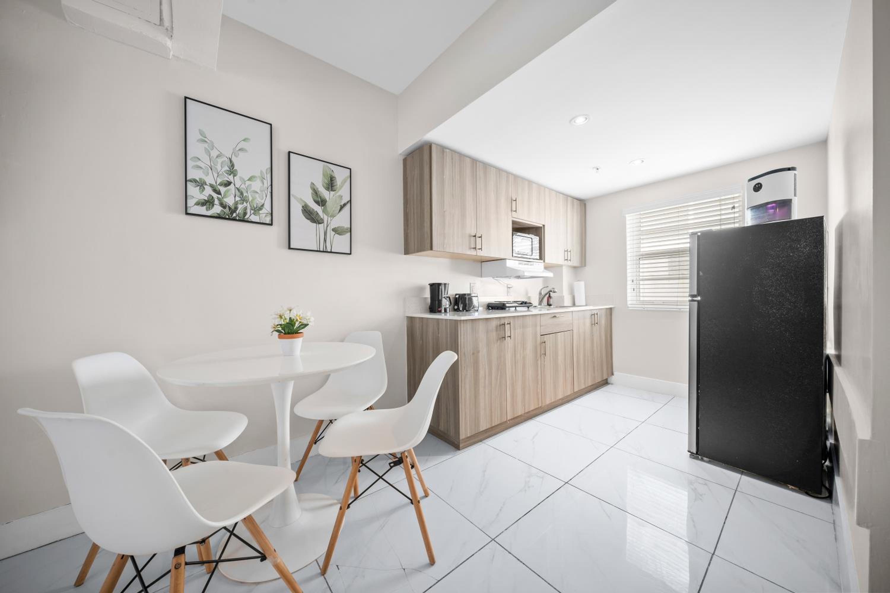 Premium Two Double Beds Studio with Kitchen - Photo 5