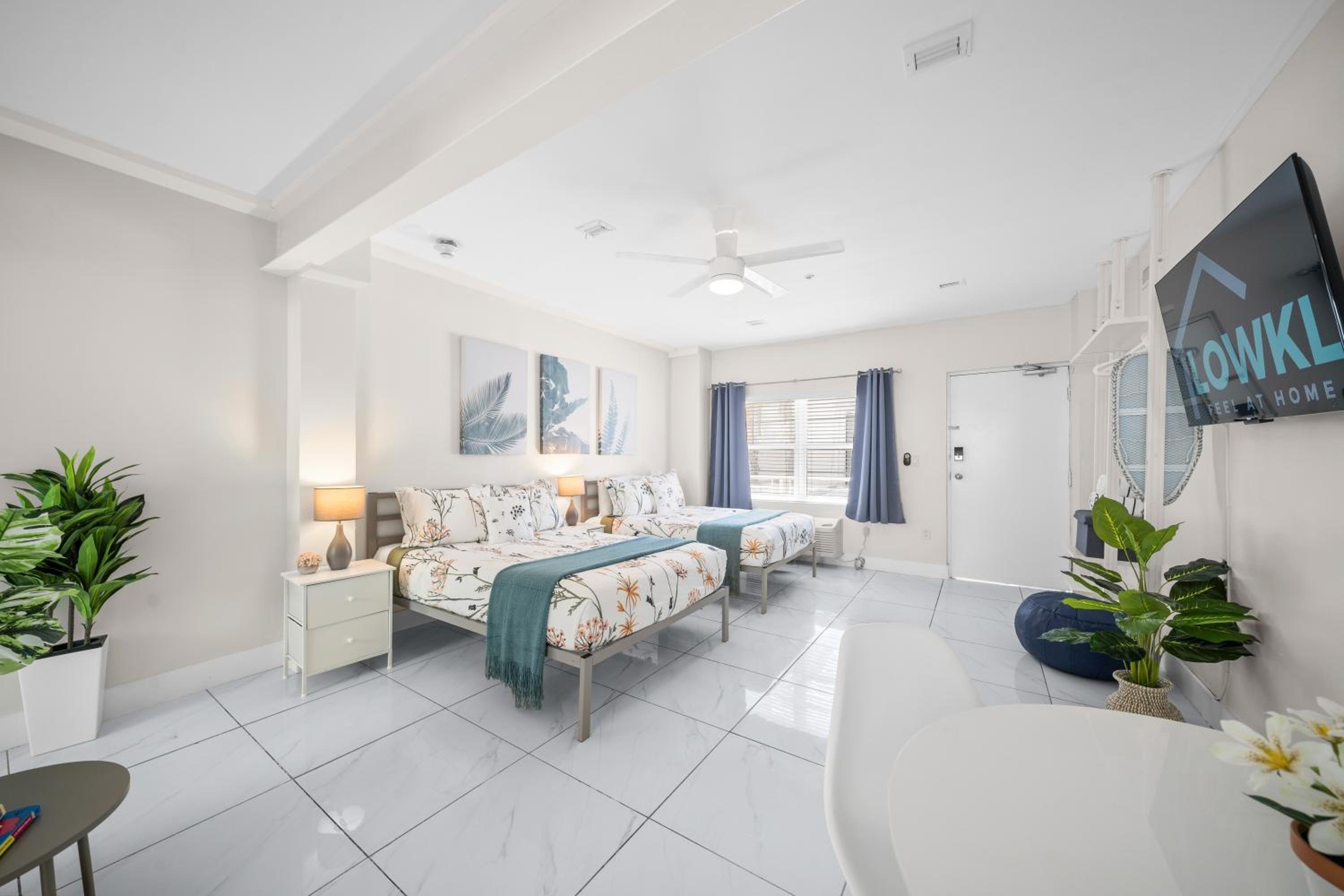 Premium Two Double Beds Studio with Kitchen - Photo 6