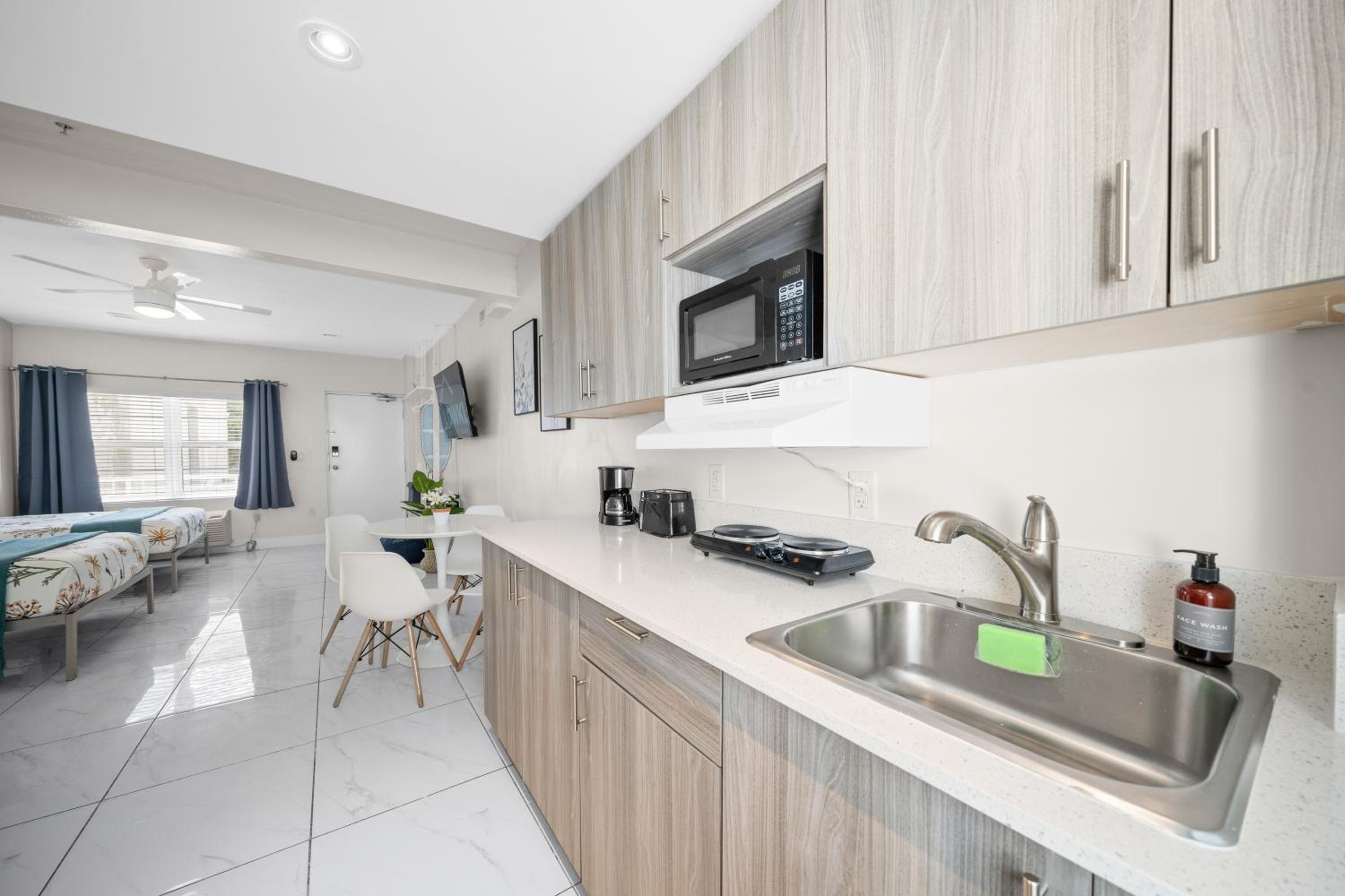 Premium Two Double Beds Studio with Kitchen - Photo 4