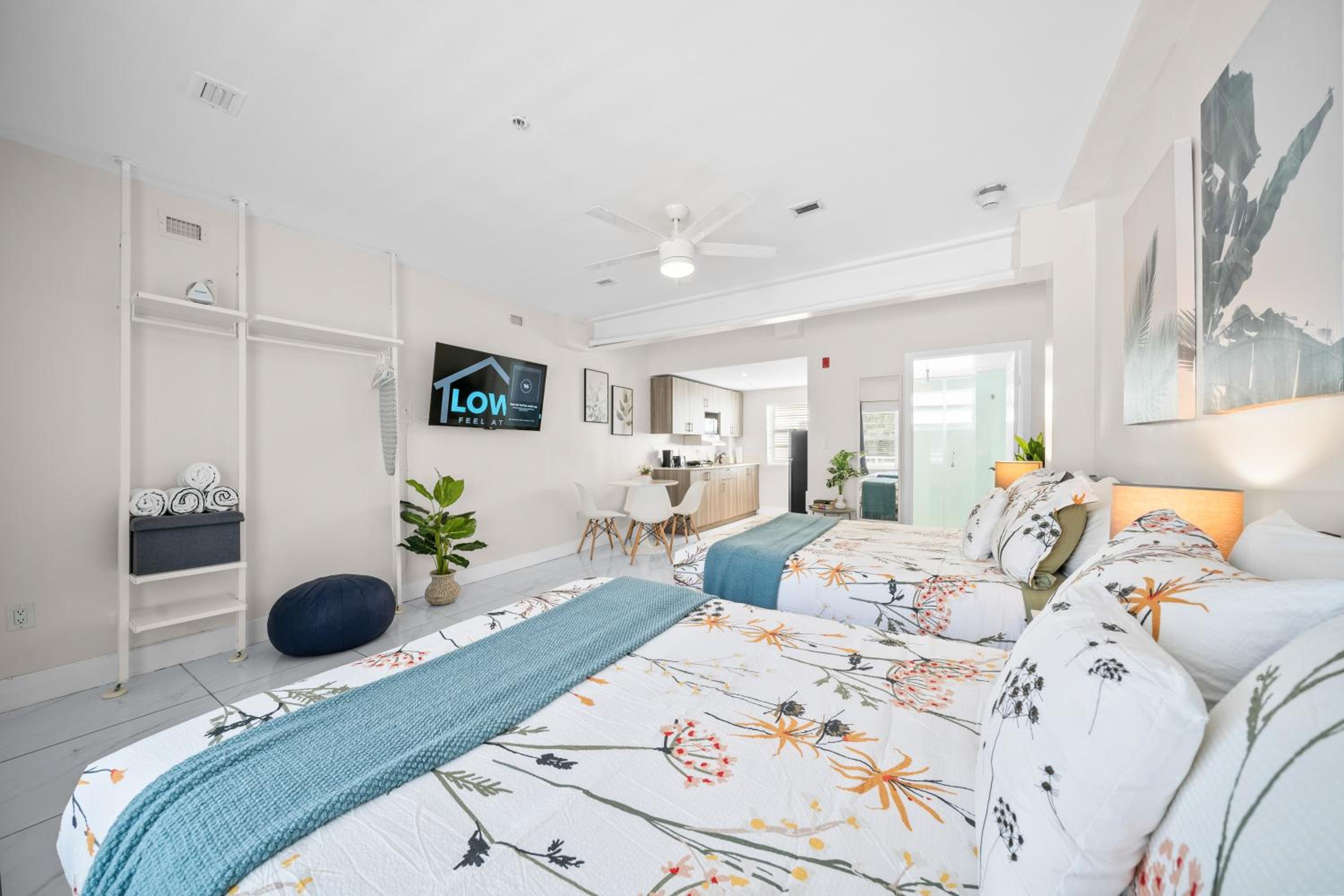 Premium Two Double Beds Studio with Kitchen - Photo 1