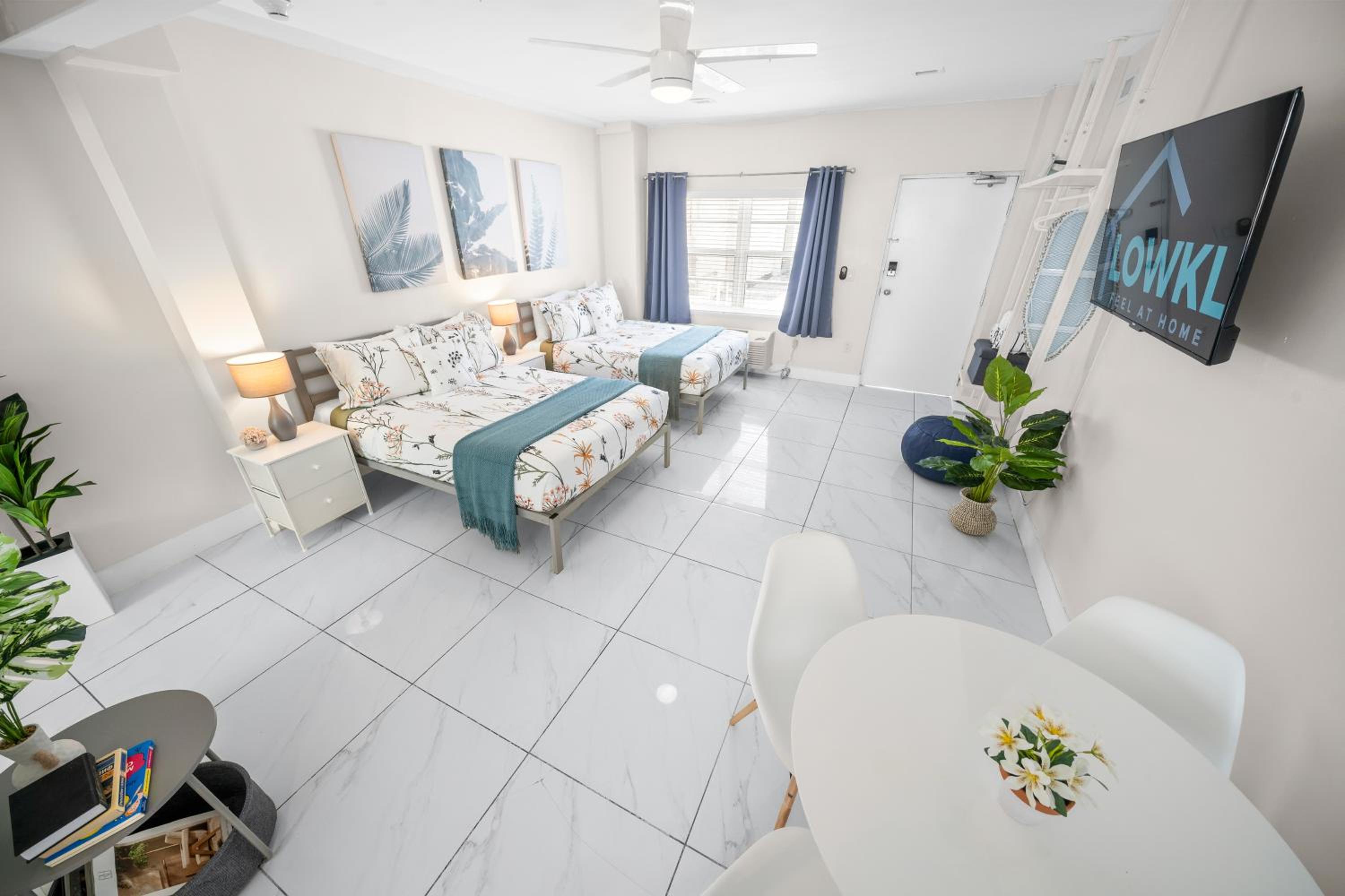 Premium Two Double Beds Studio with Kitchen - Photo 7