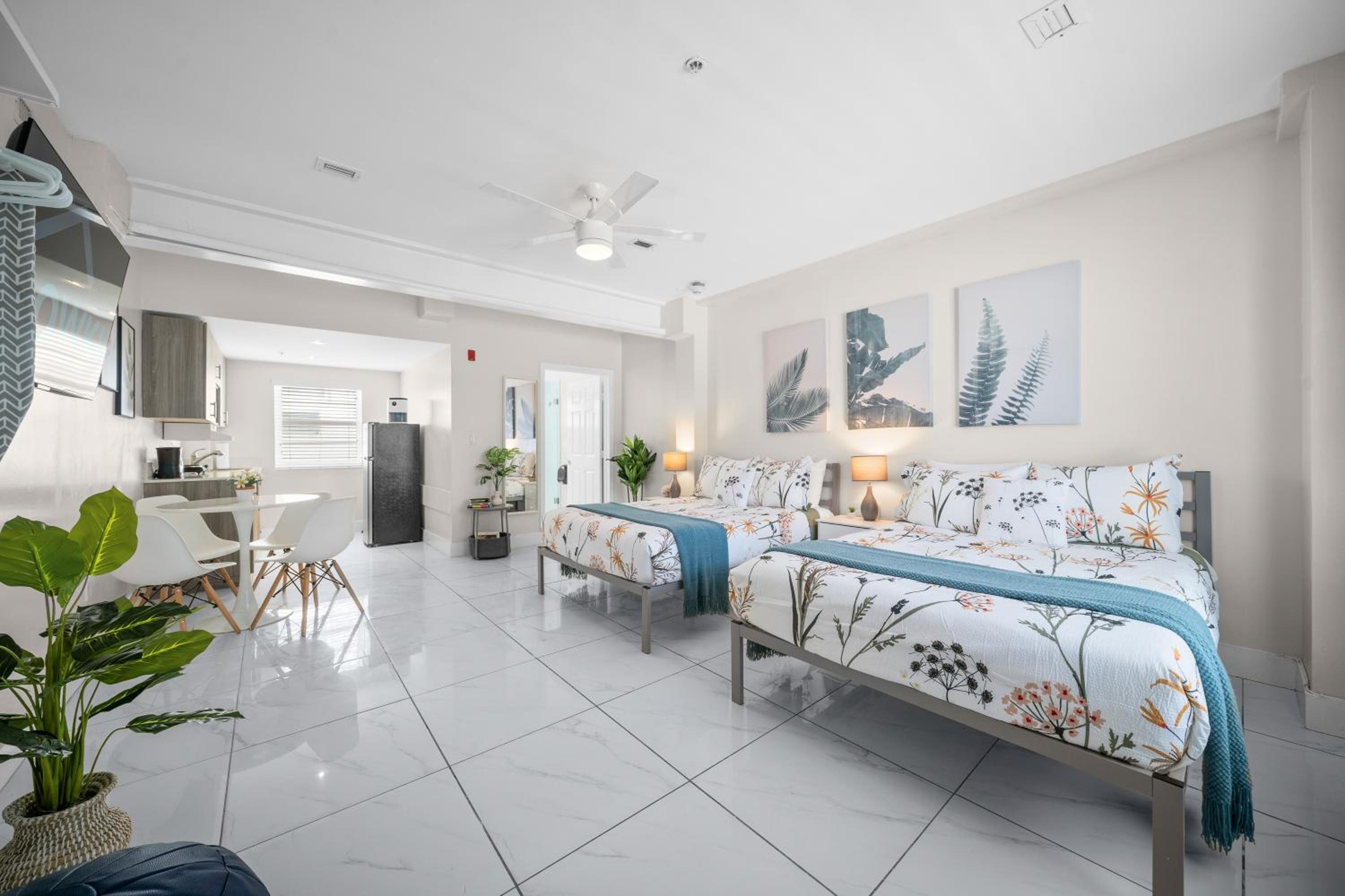 Premium Two Double Beds Studio with Kitchen - Photo 2