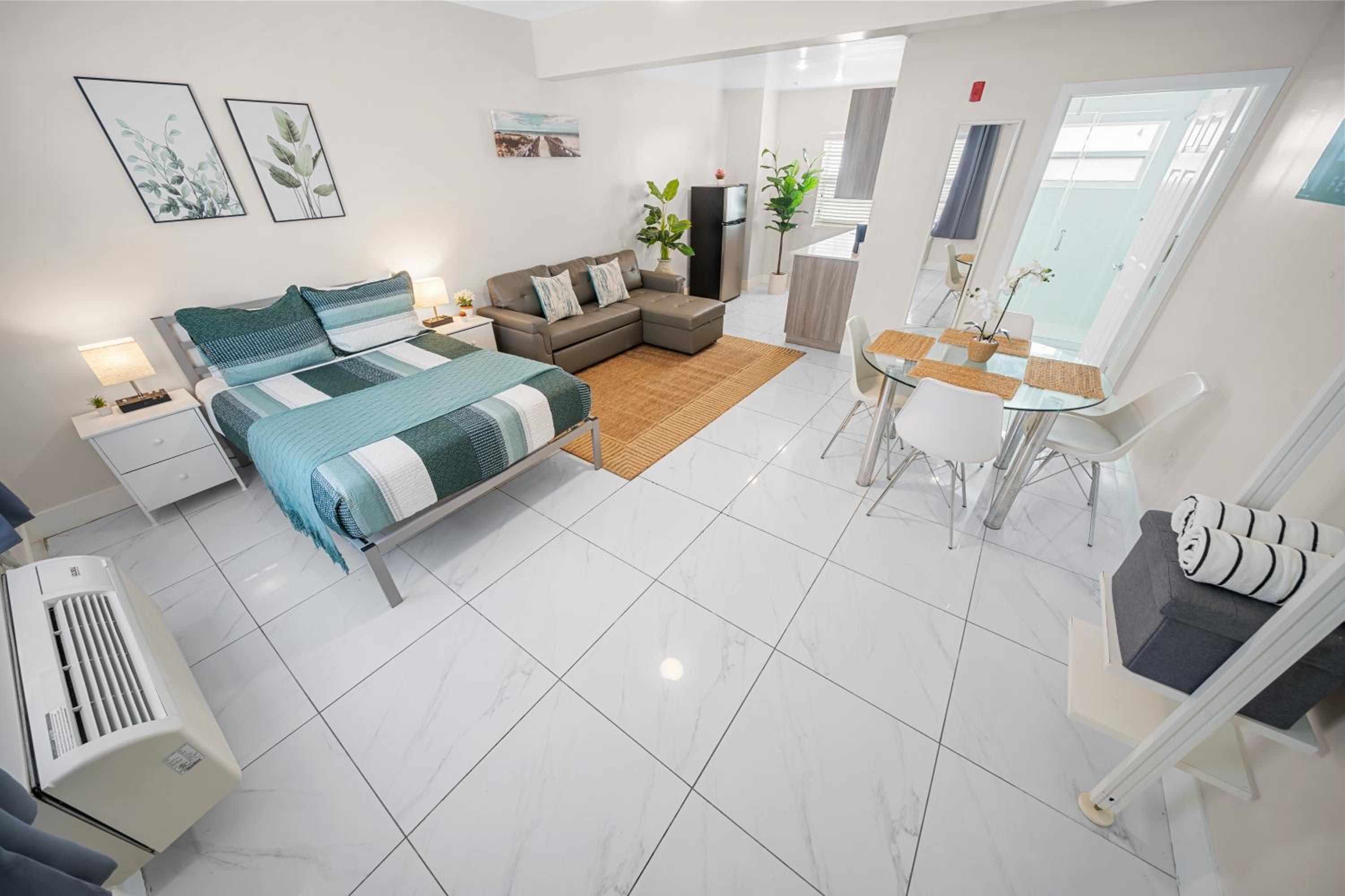 Premium Accessible Two Double Beds Studio with Kitchen - Photo 6