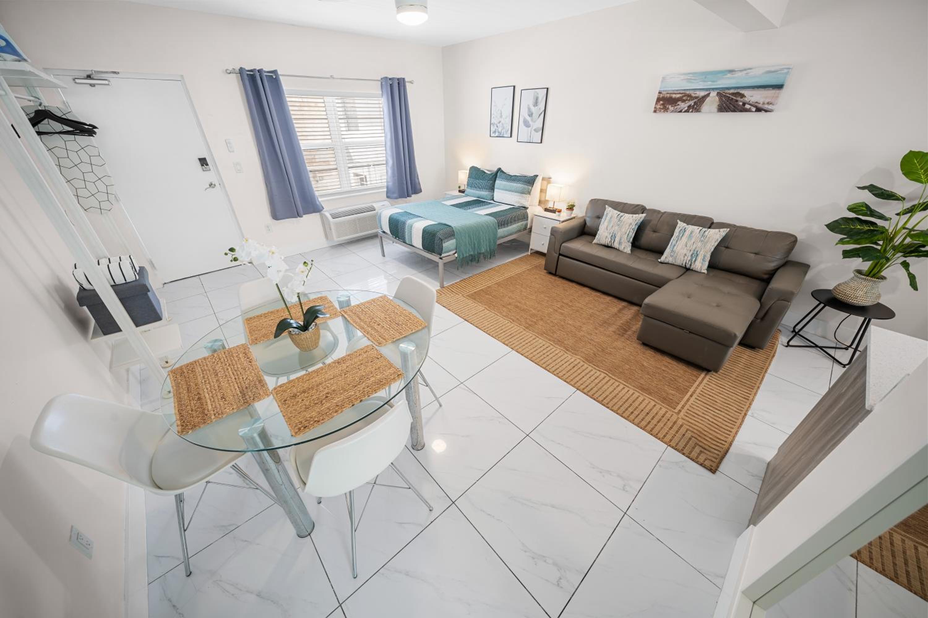Premium Accessible Two Double Beds Studio with Kitchen - Photo 7