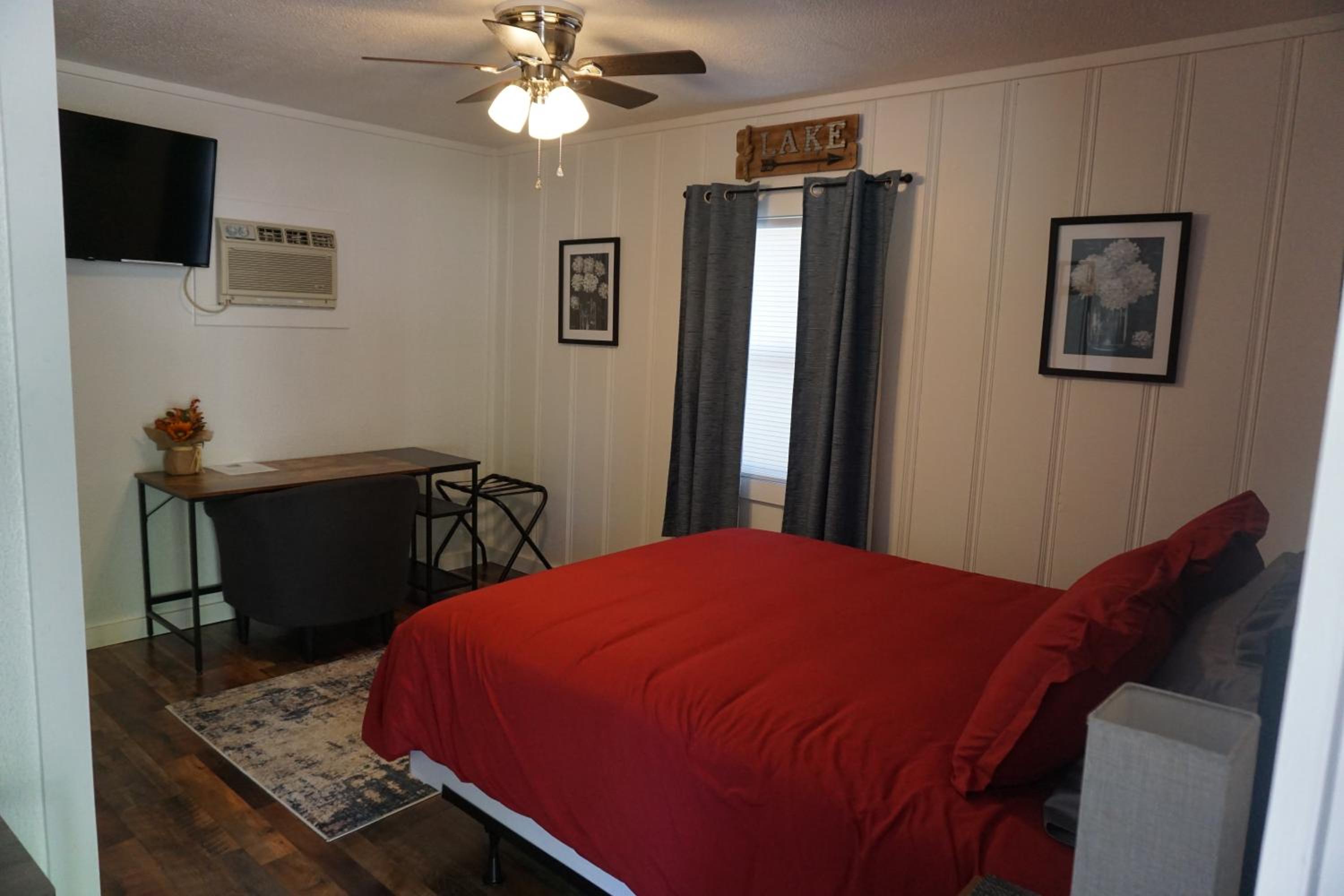 Queen Room photo 1