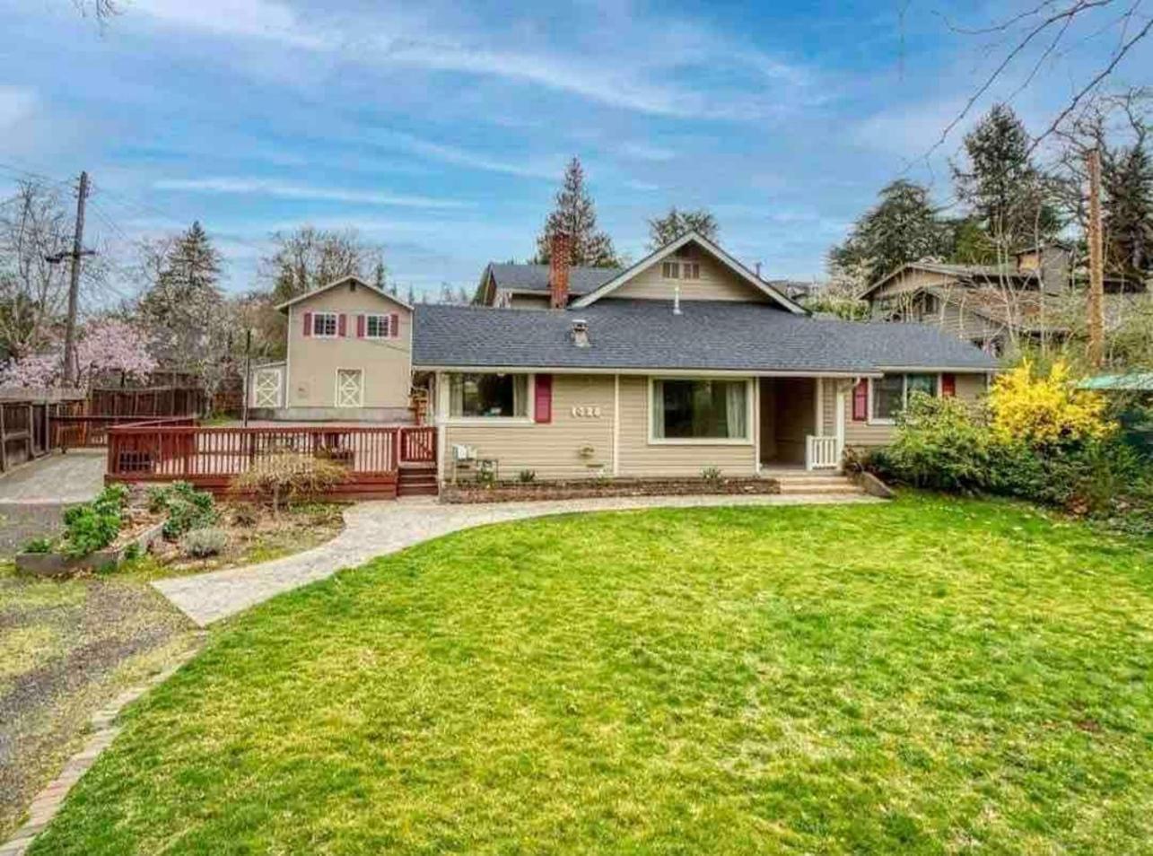 Six-Bedroom House photo 2