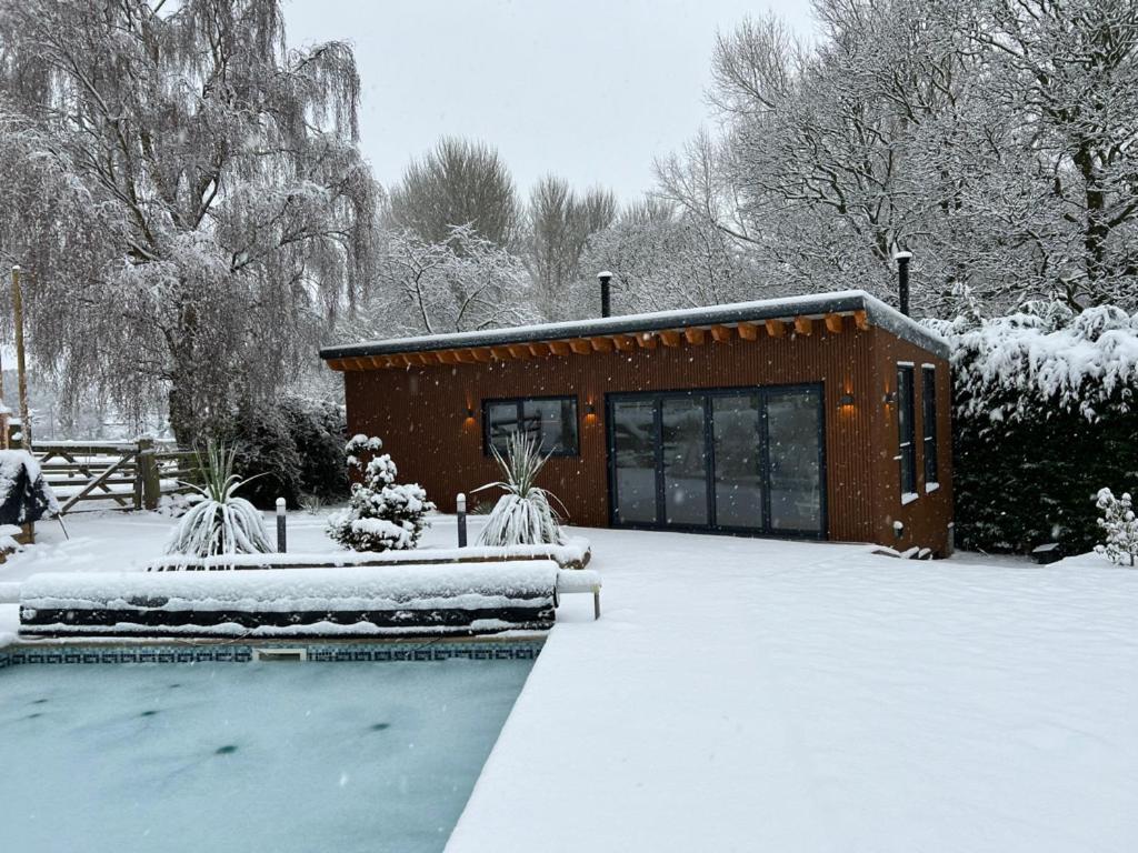 Six-Bedroom House photo 2