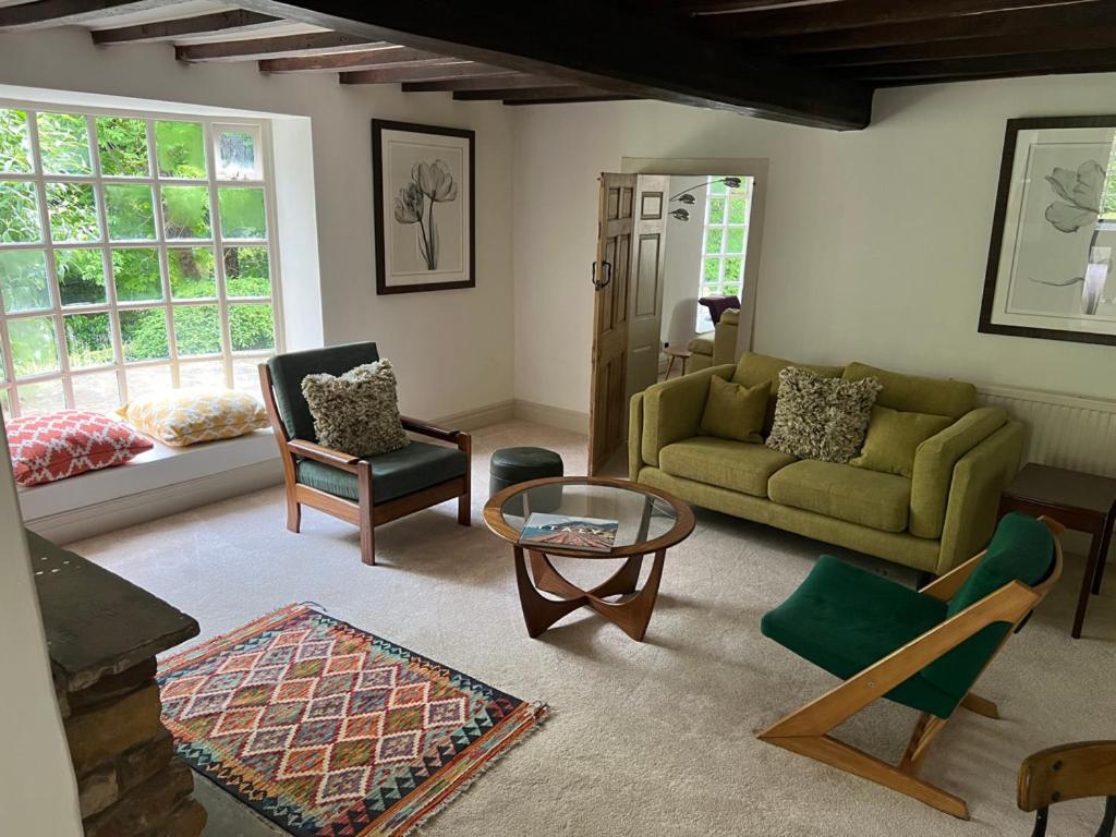 Six-Bedroom House photo 1