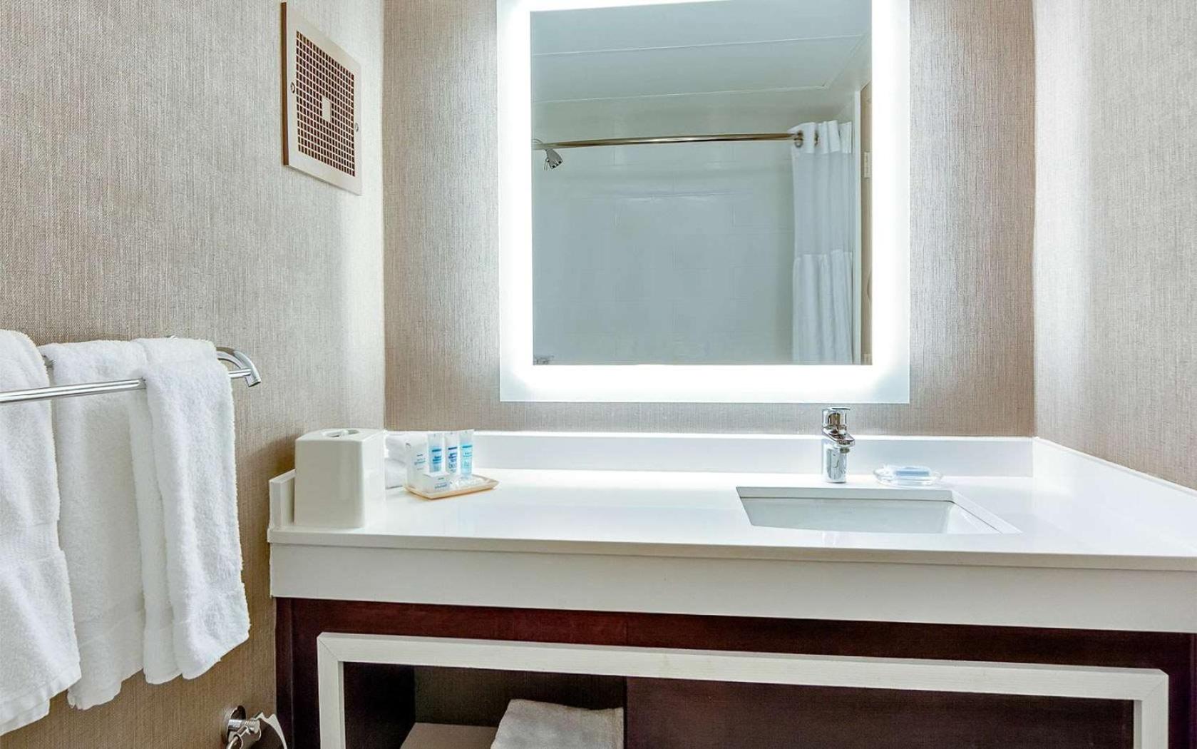 Deluxe King Room - Photo 2