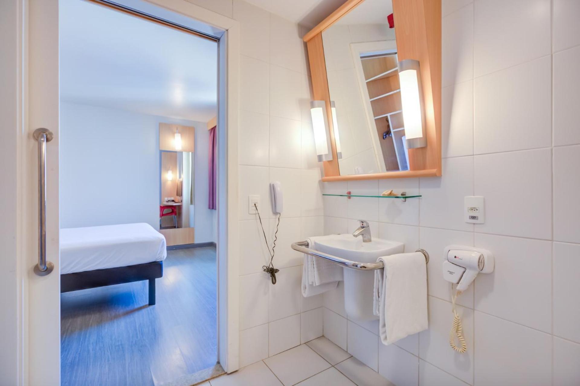 Standard Double Room - Disability Access photo 3