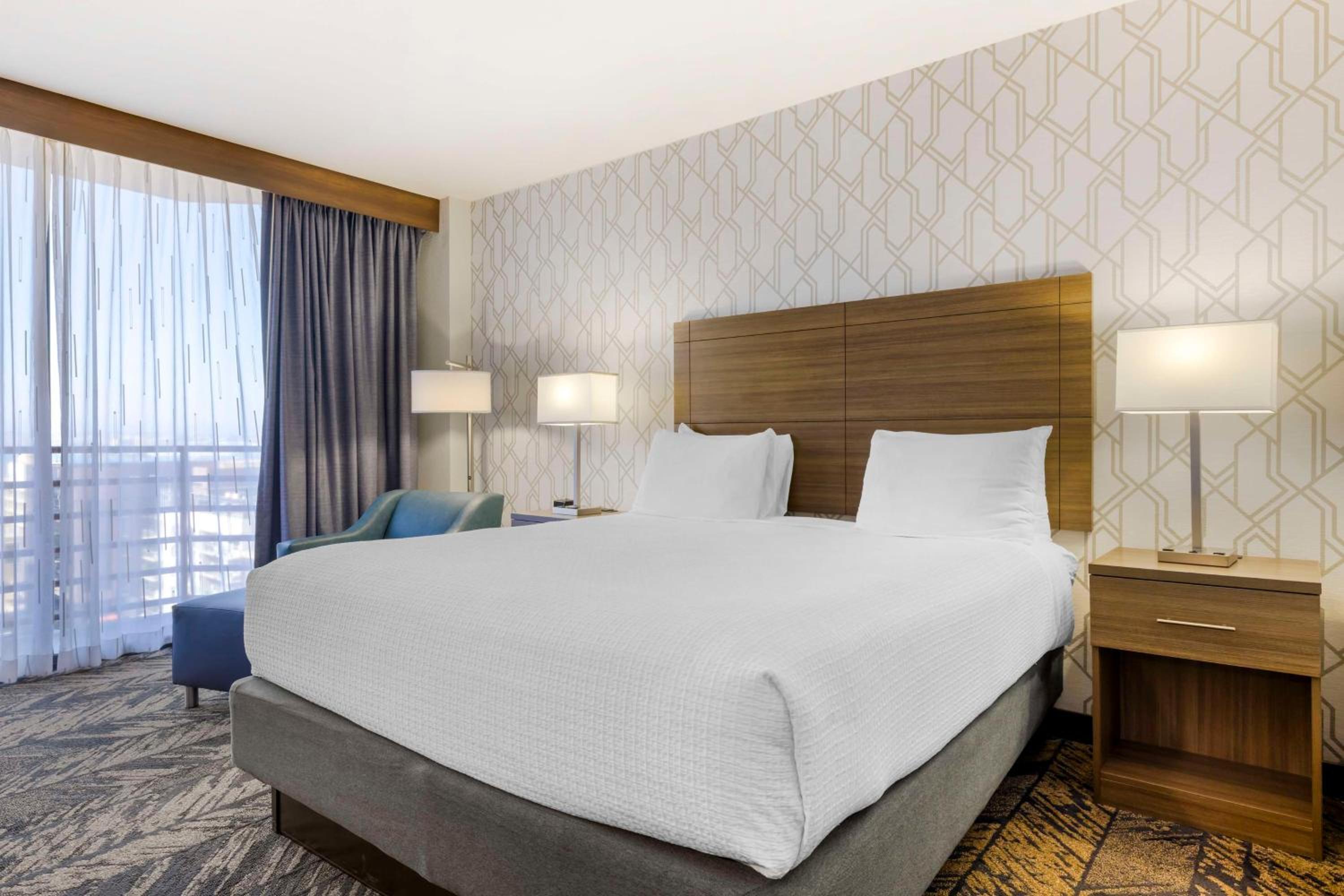 King Room with Balcony and City View  - Photo 4